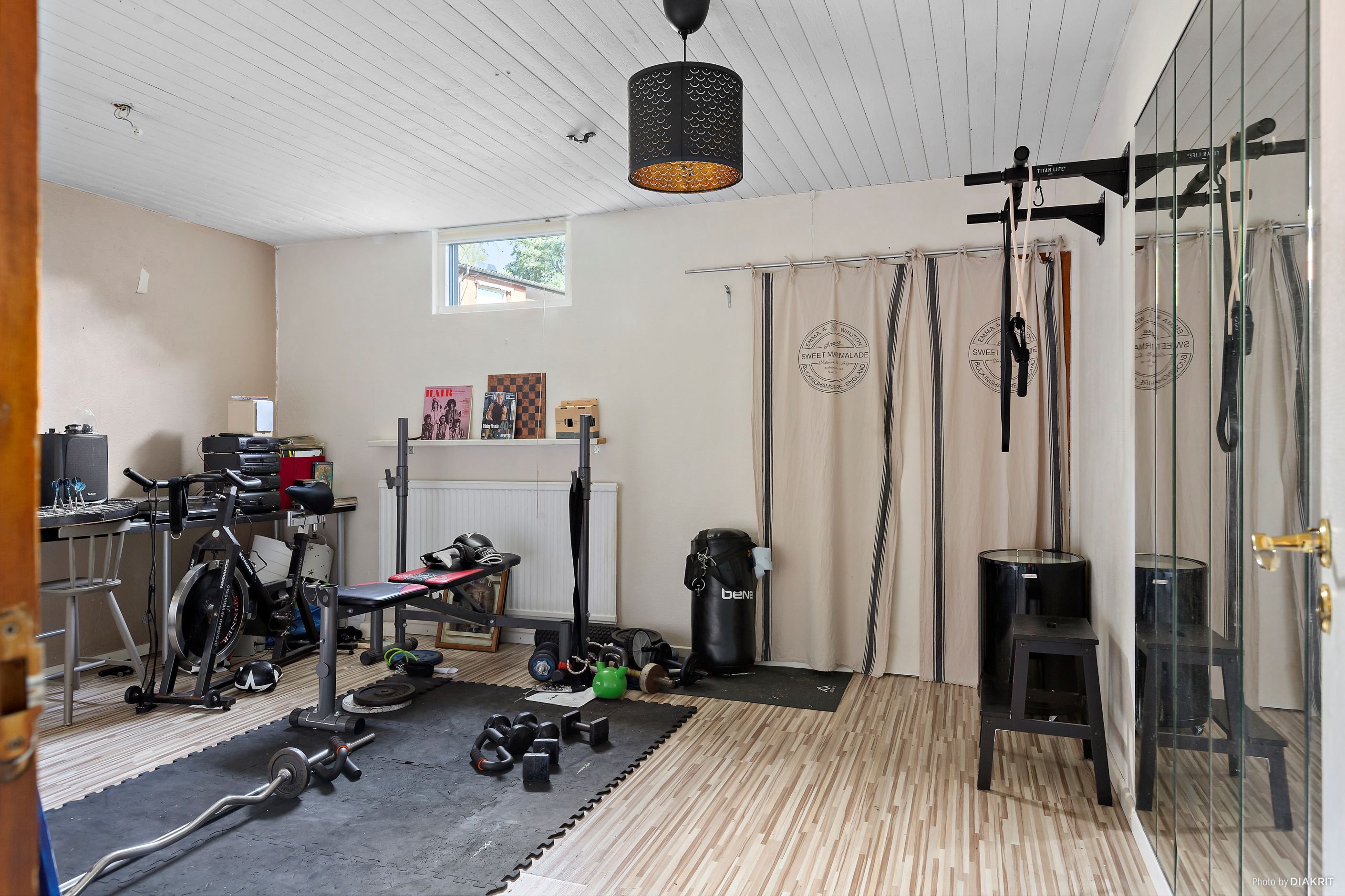 Gym (utgång bakom garidnerna)