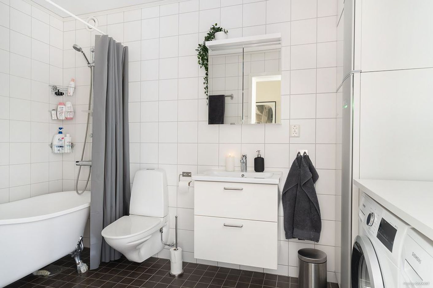 Badrum med tvättavdelning