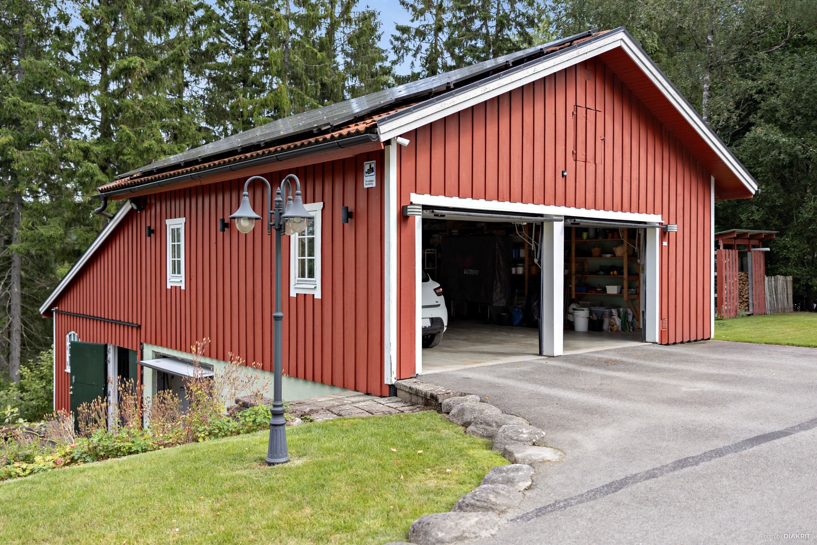 Dubbelgarage ovan stallet