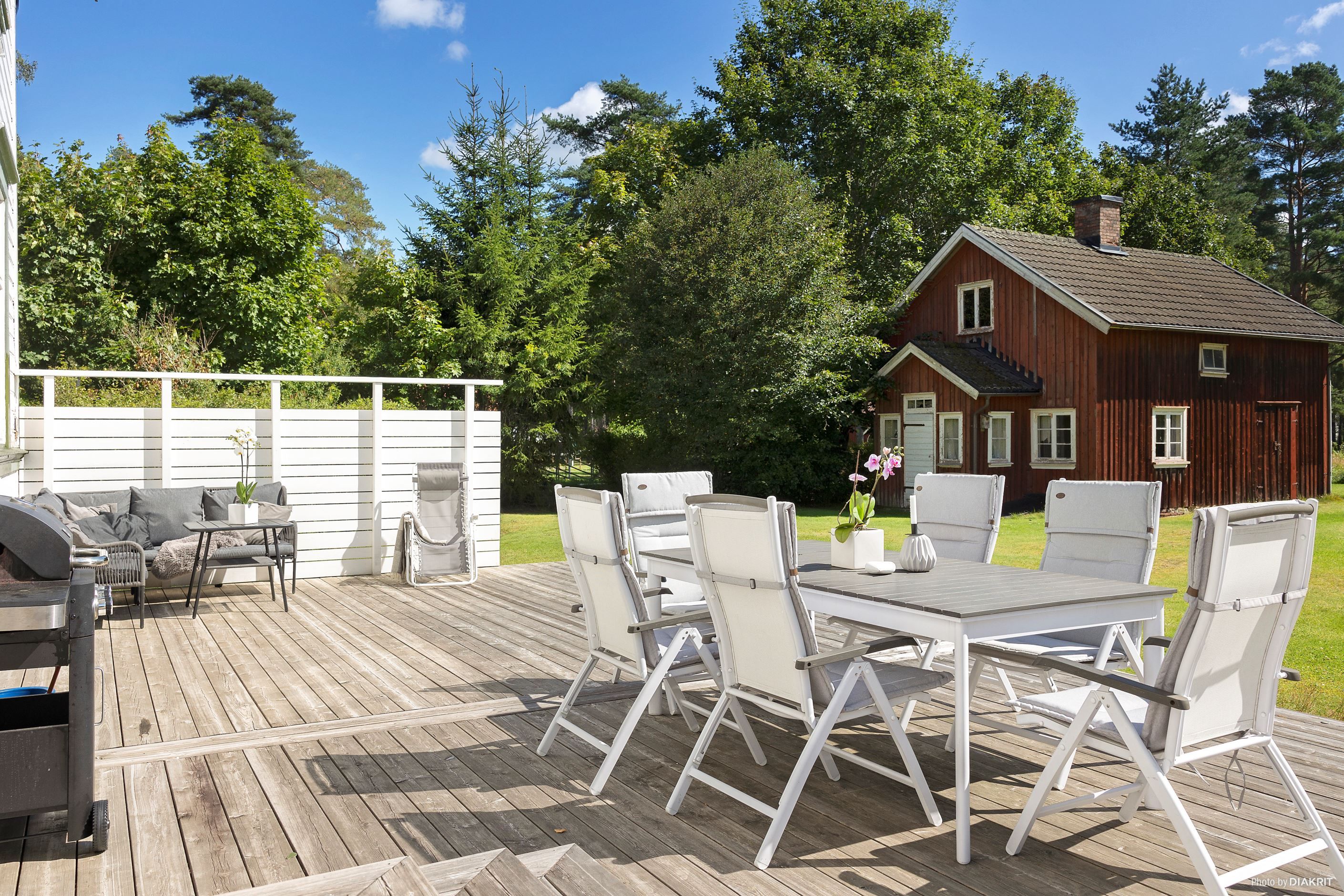 Altan med plats för matbord och loungeprupp