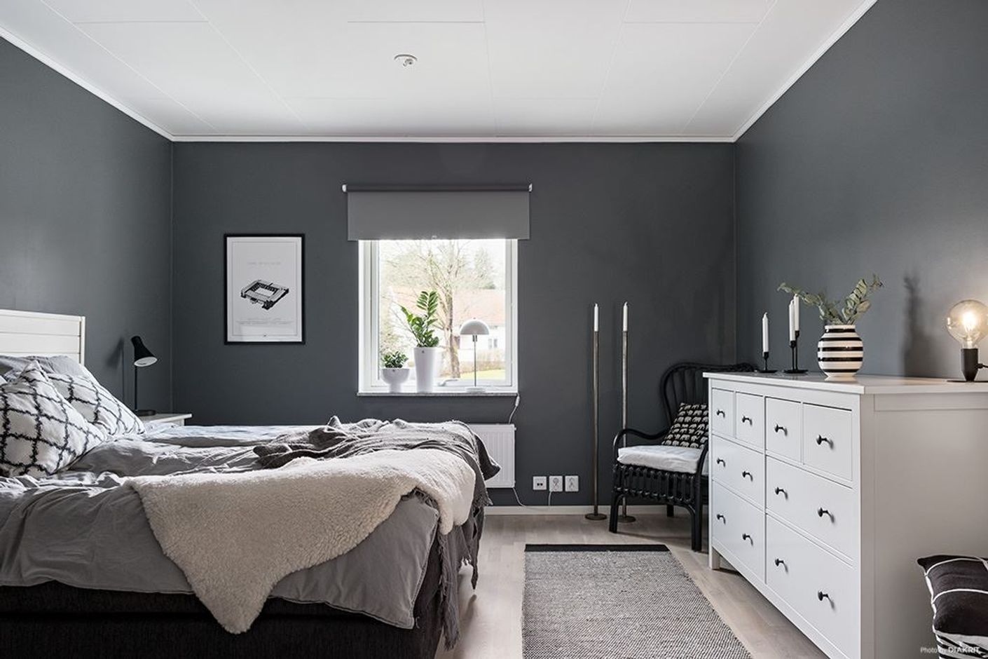 Stort rofyllt sovrum