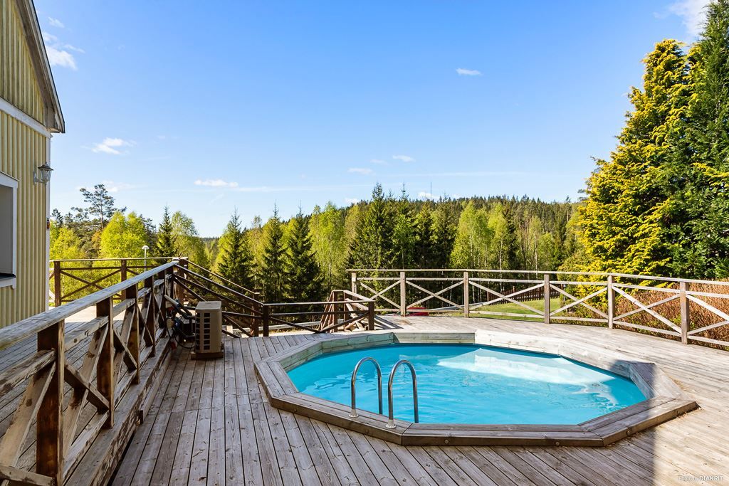 Fin pool med pooldäck