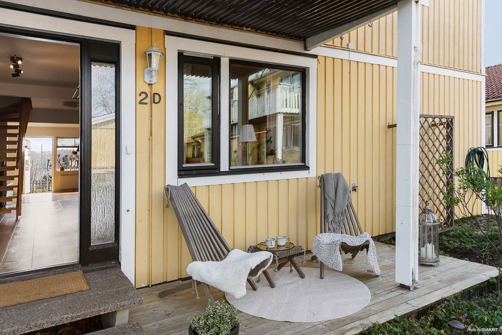 Uteplats på entrésidan