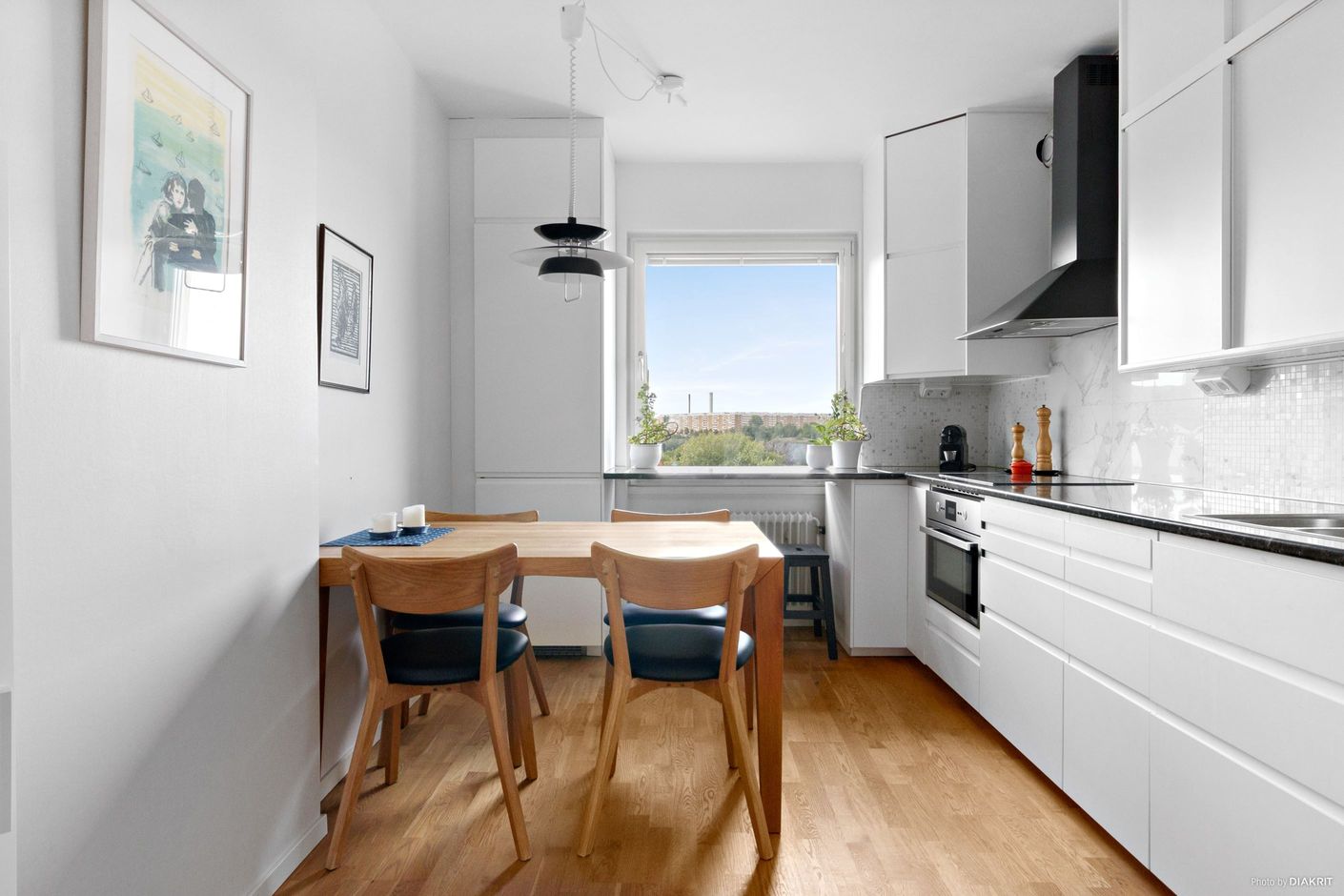 Plats för matgrupp i köket