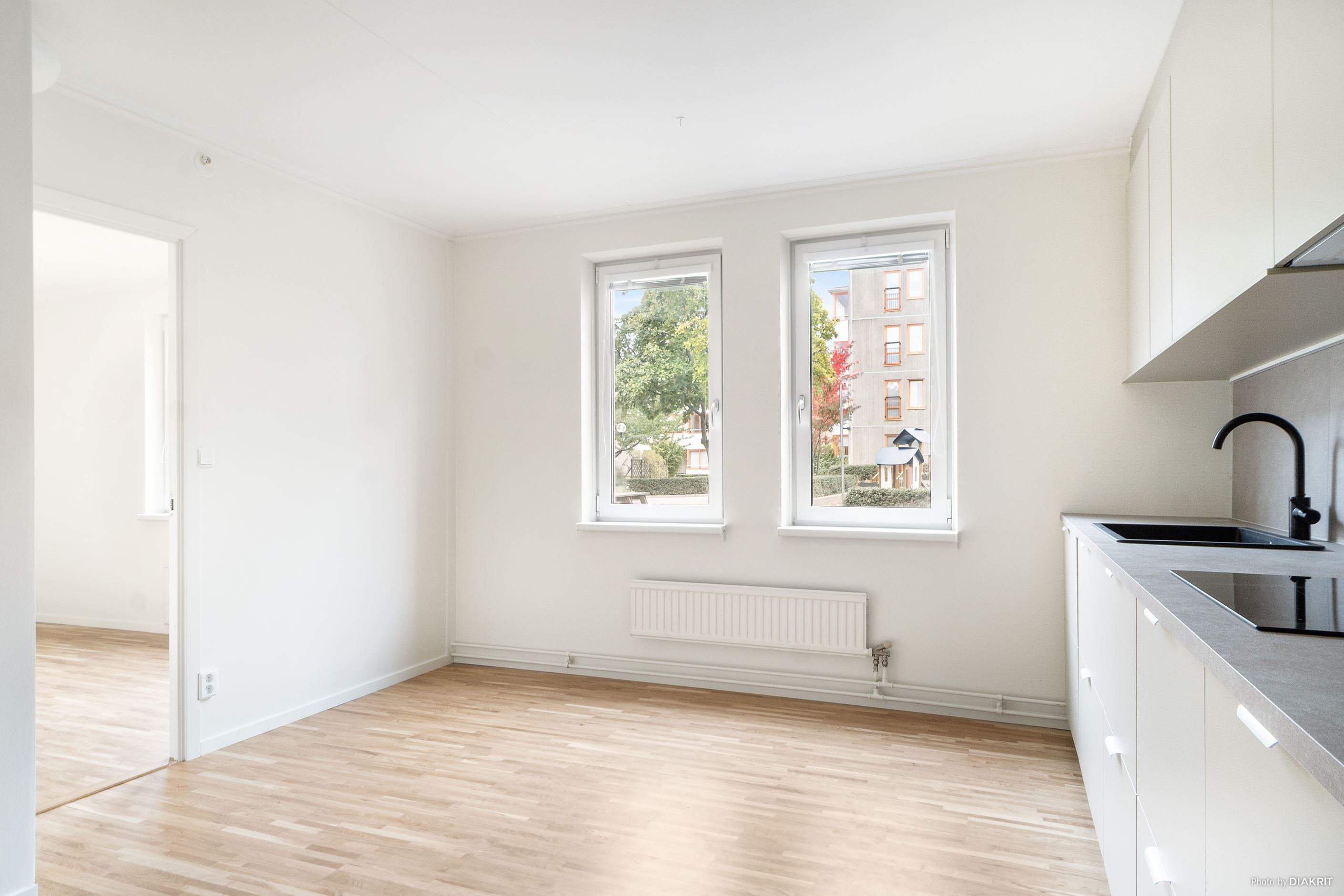 Kök med plats för matbord