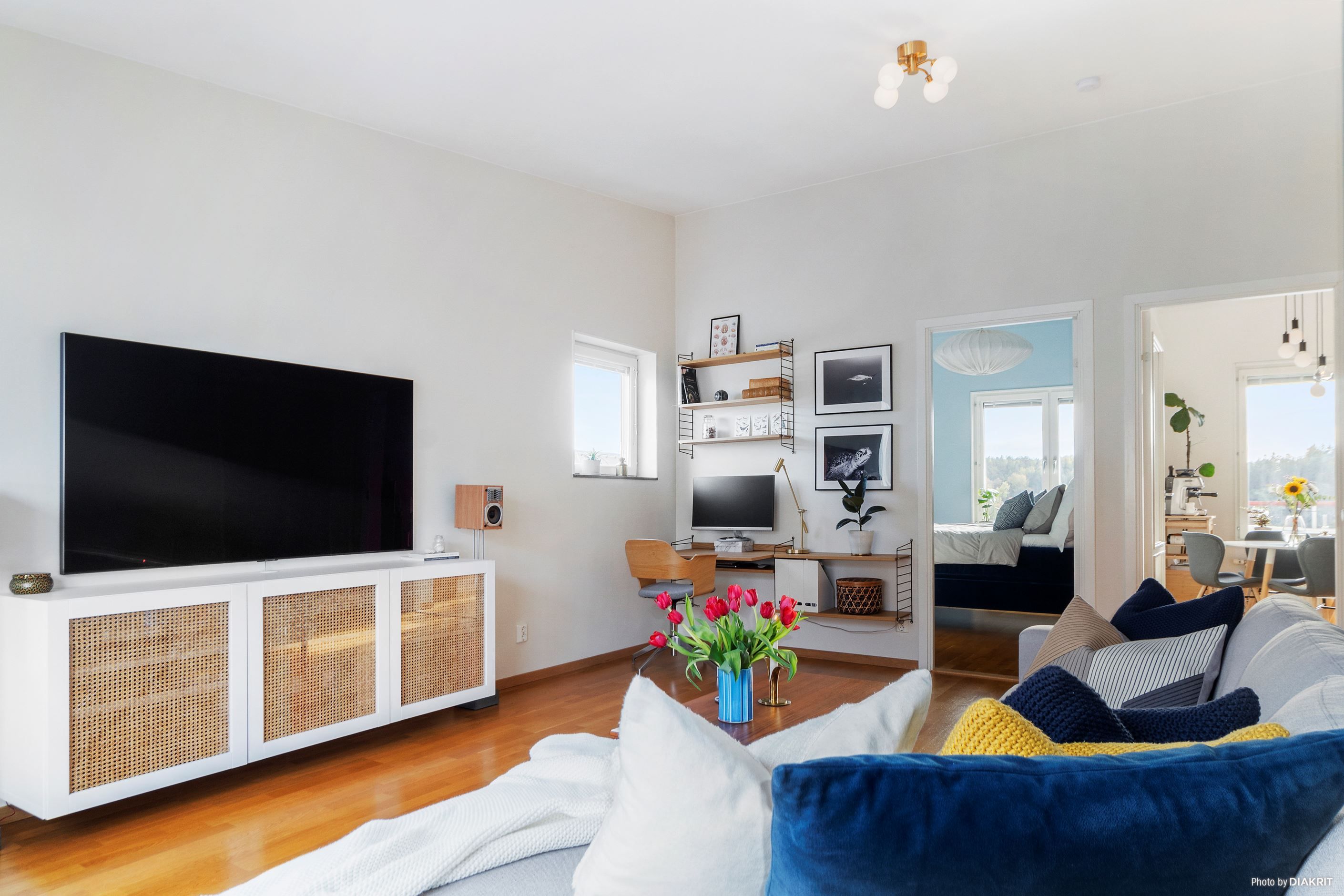 I ena delen av vardagsrummet finns det plats för en arbetshörna