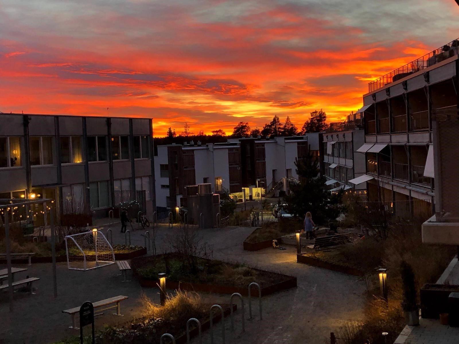 Säljarens bild - solnedgång utanför sovrumsfönstret