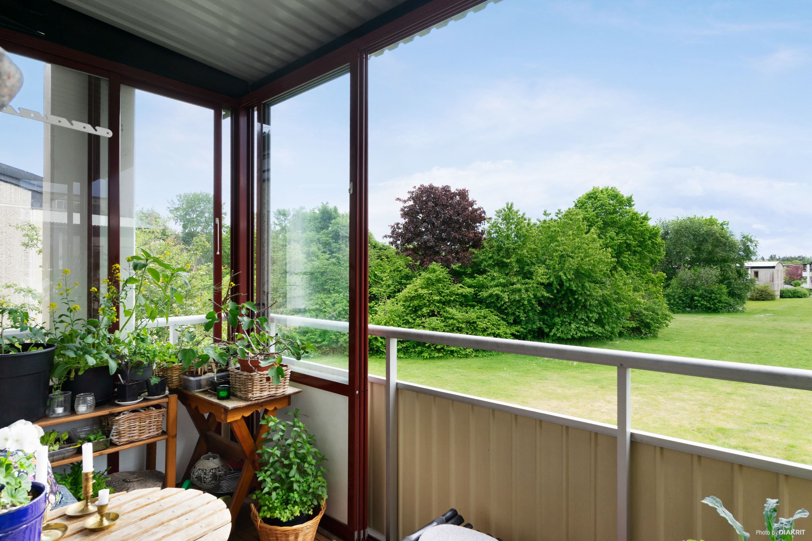 Balkong i söderläge mot grönskande omgivning