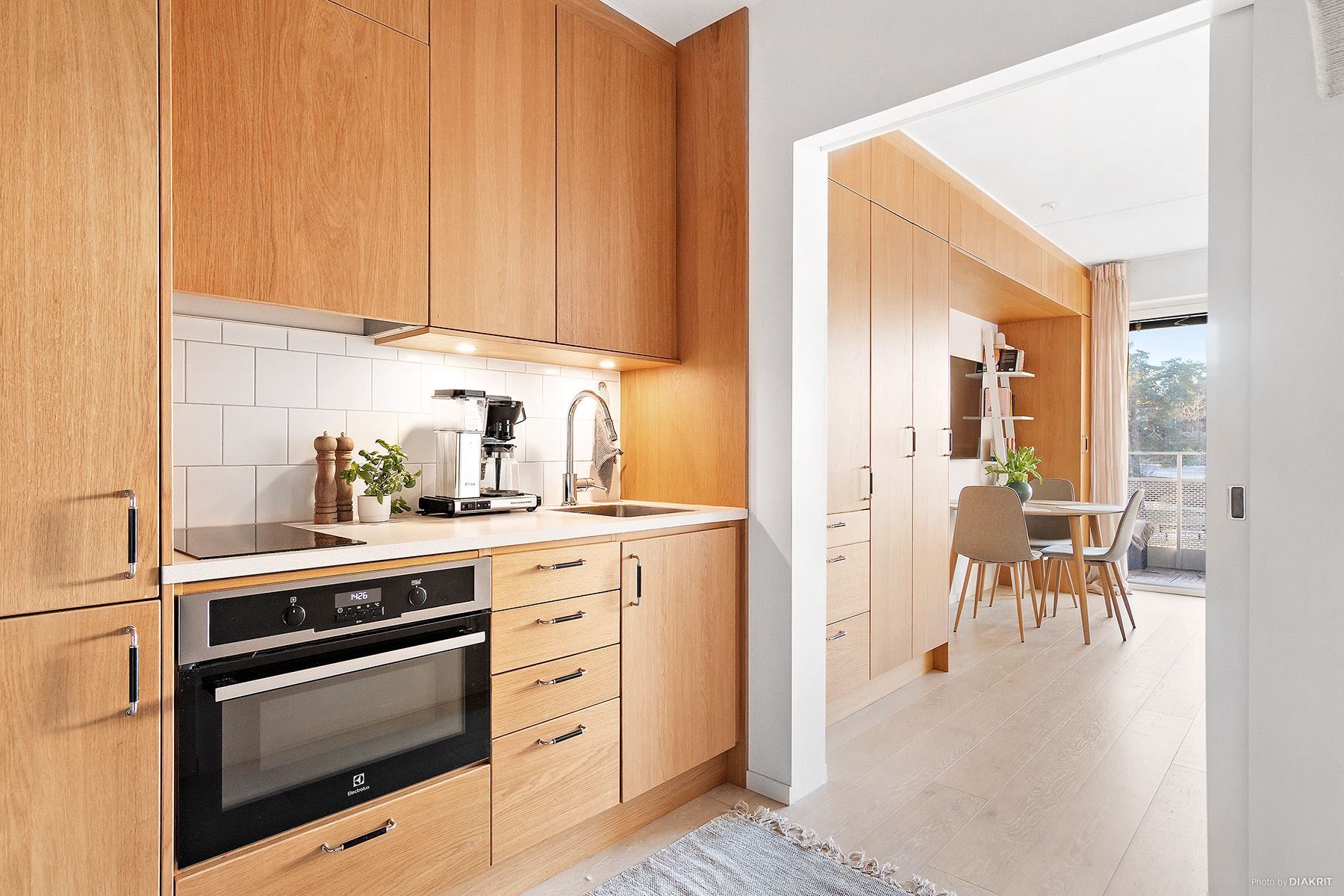 Köksinredning från Vedum med induktionshäll, kombiugn/mikro samt kyl/frys från Electrolux