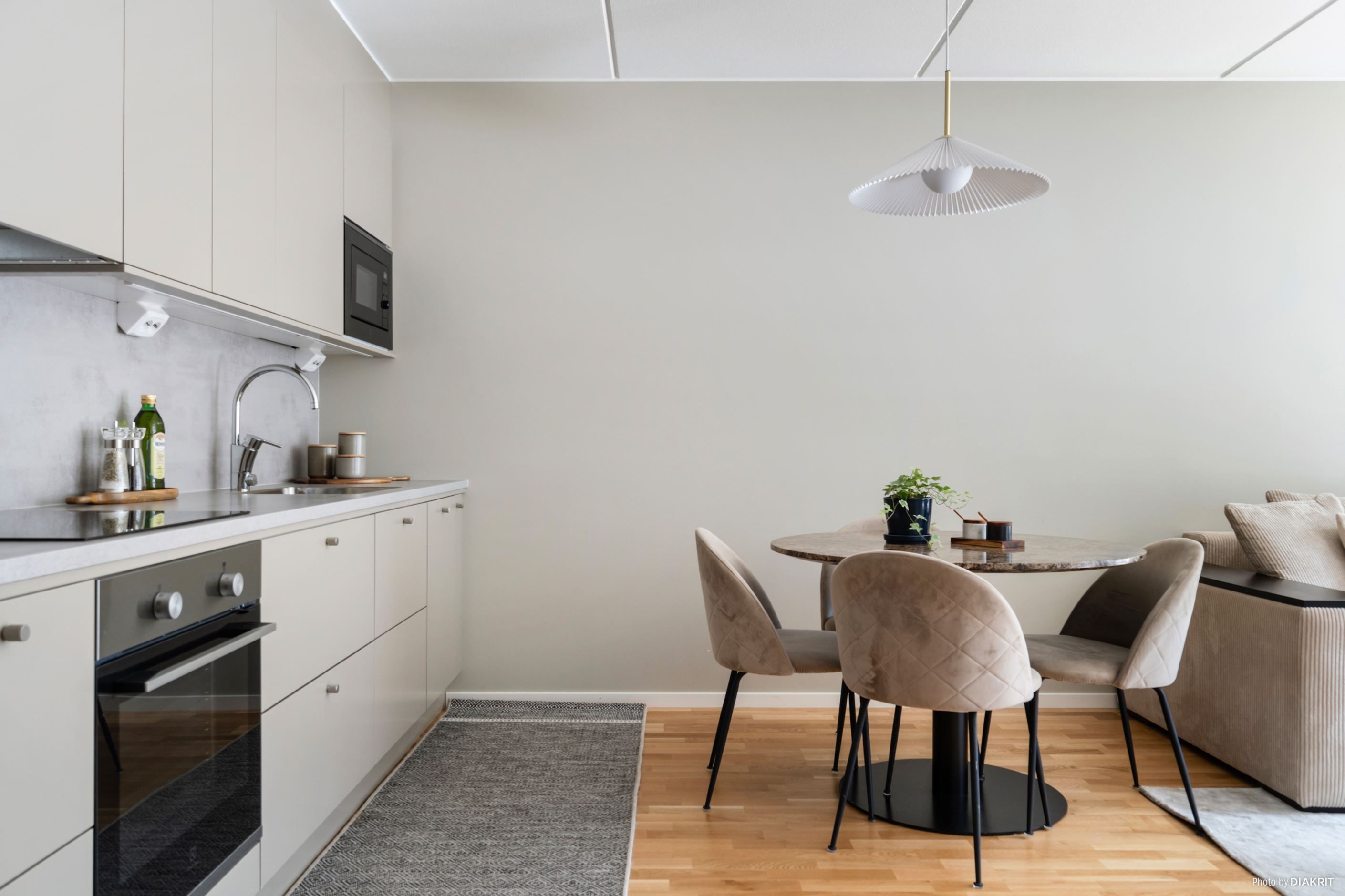Snyggt, fullutrustat kök från Vedum som går ton i ton med väggarna. Vitvaror från Electrolux.