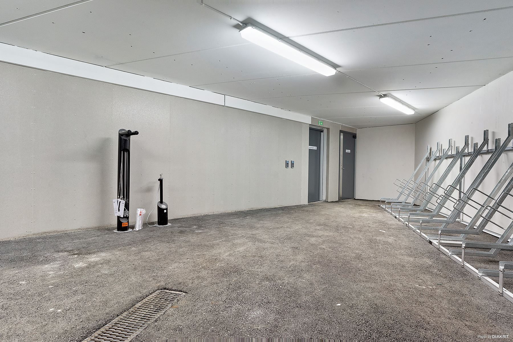 I garaget finns det cykelparkeringar och en "verkstad" med cykelverktyg