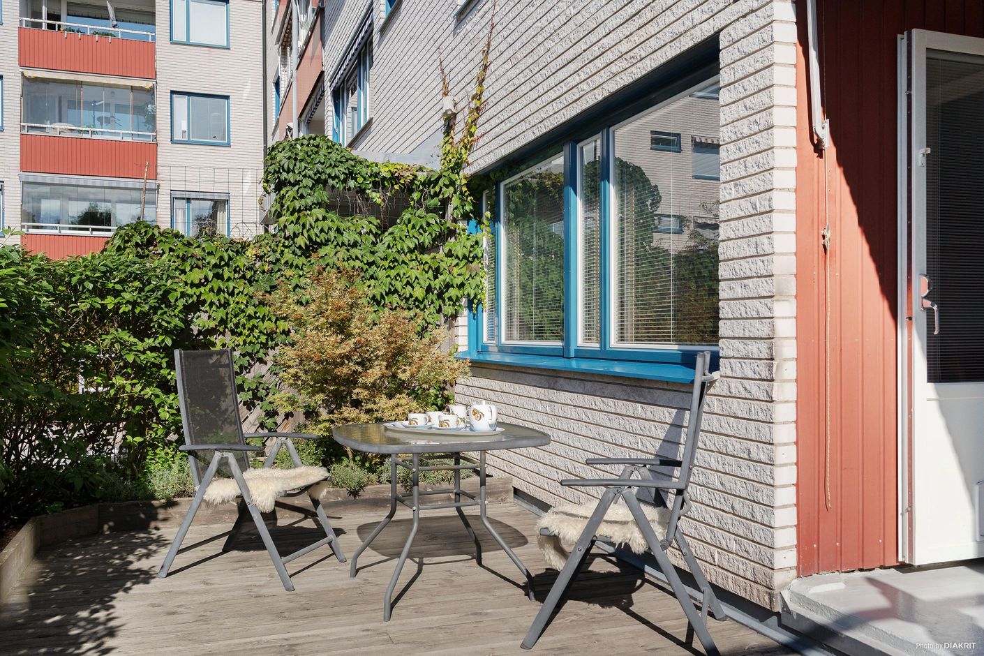 Generös uteplats i bästa solläge