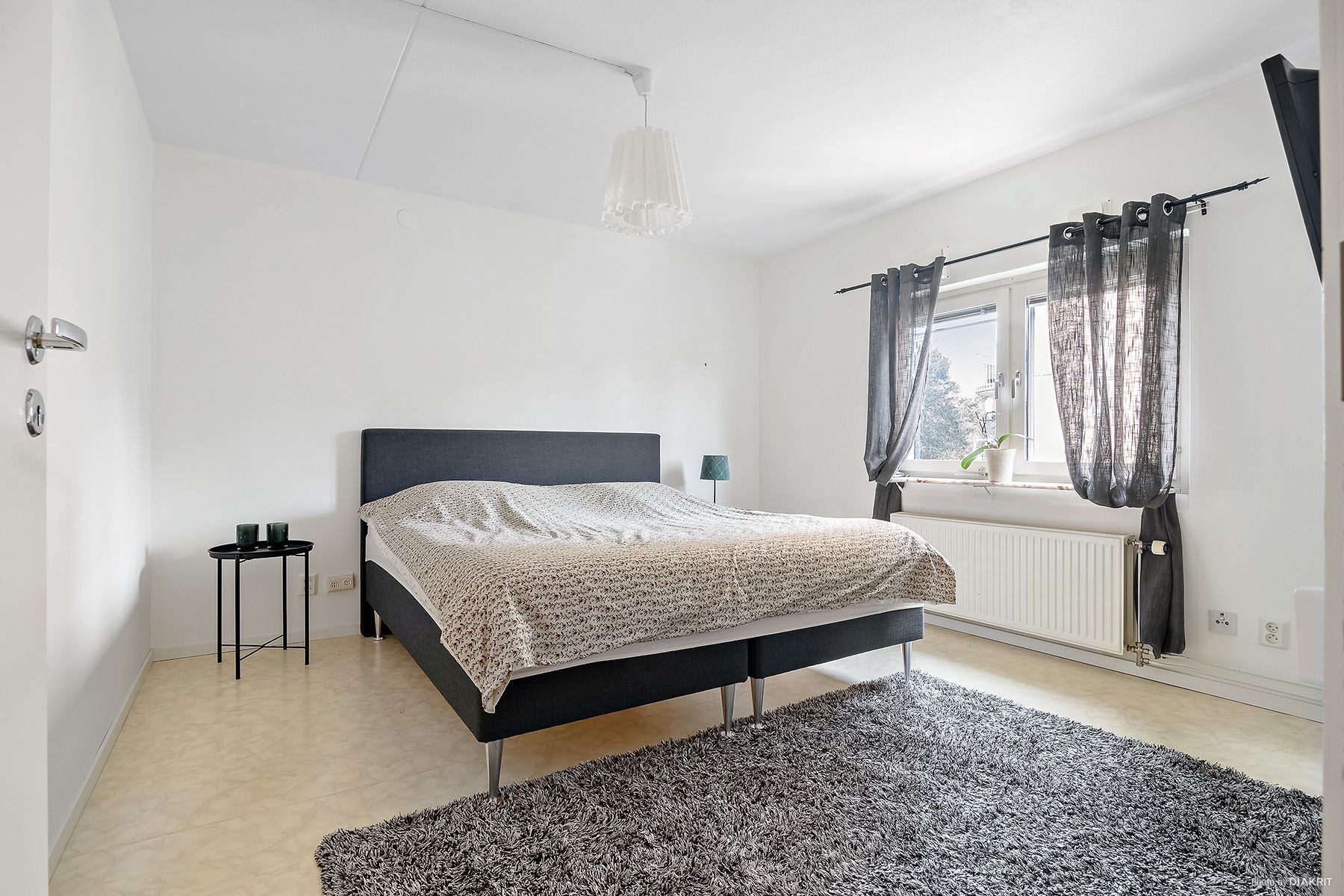 Master bedroom, stort med gott om plats för dubbelsäng samt förvaring
