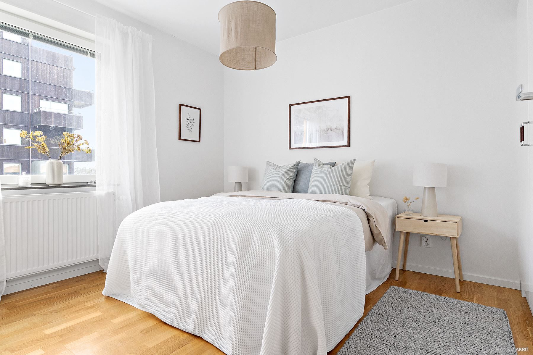 Sovrum med gott om plats för dubbelsäng