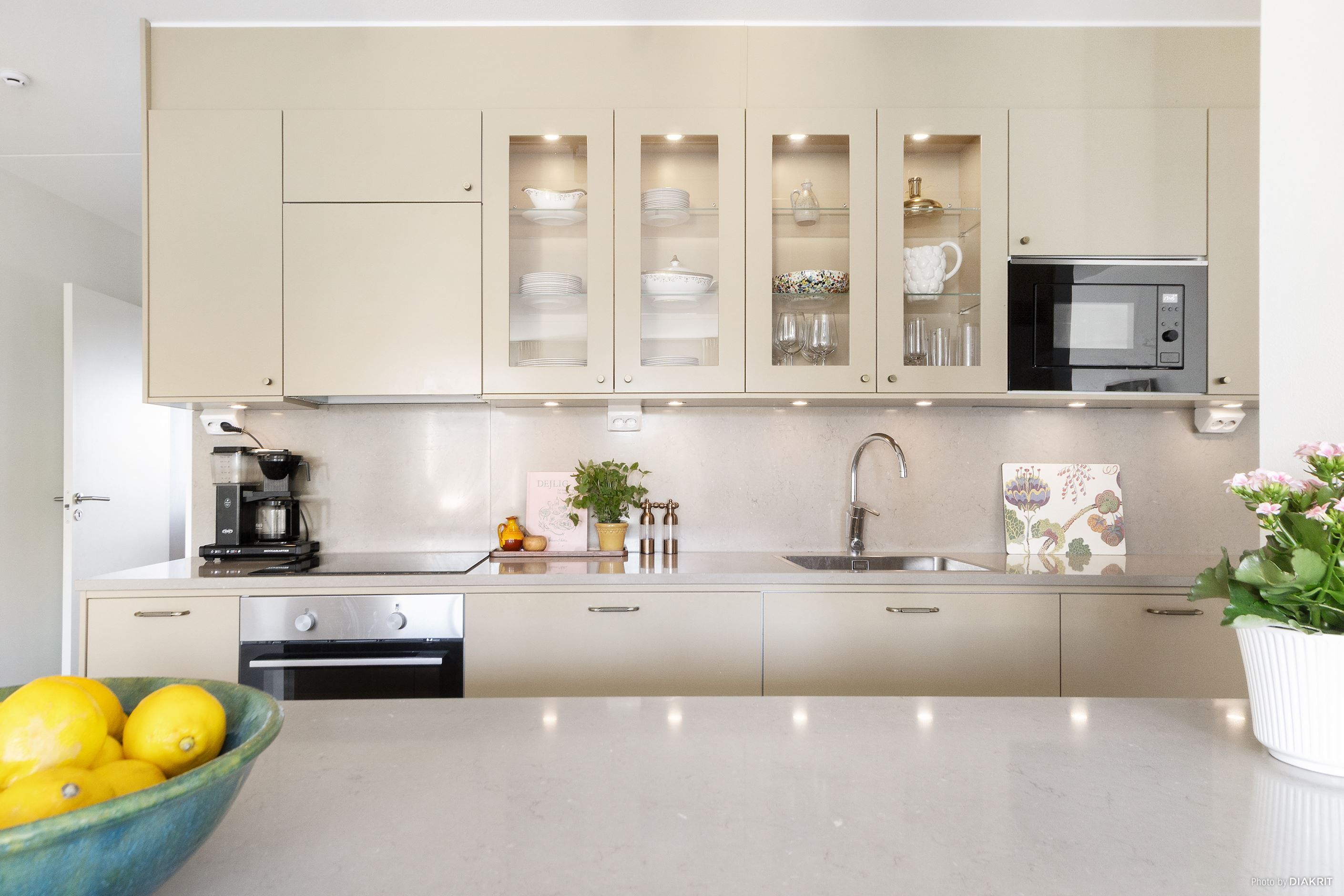 Dekorativa vitrinskåp med belysning i köket