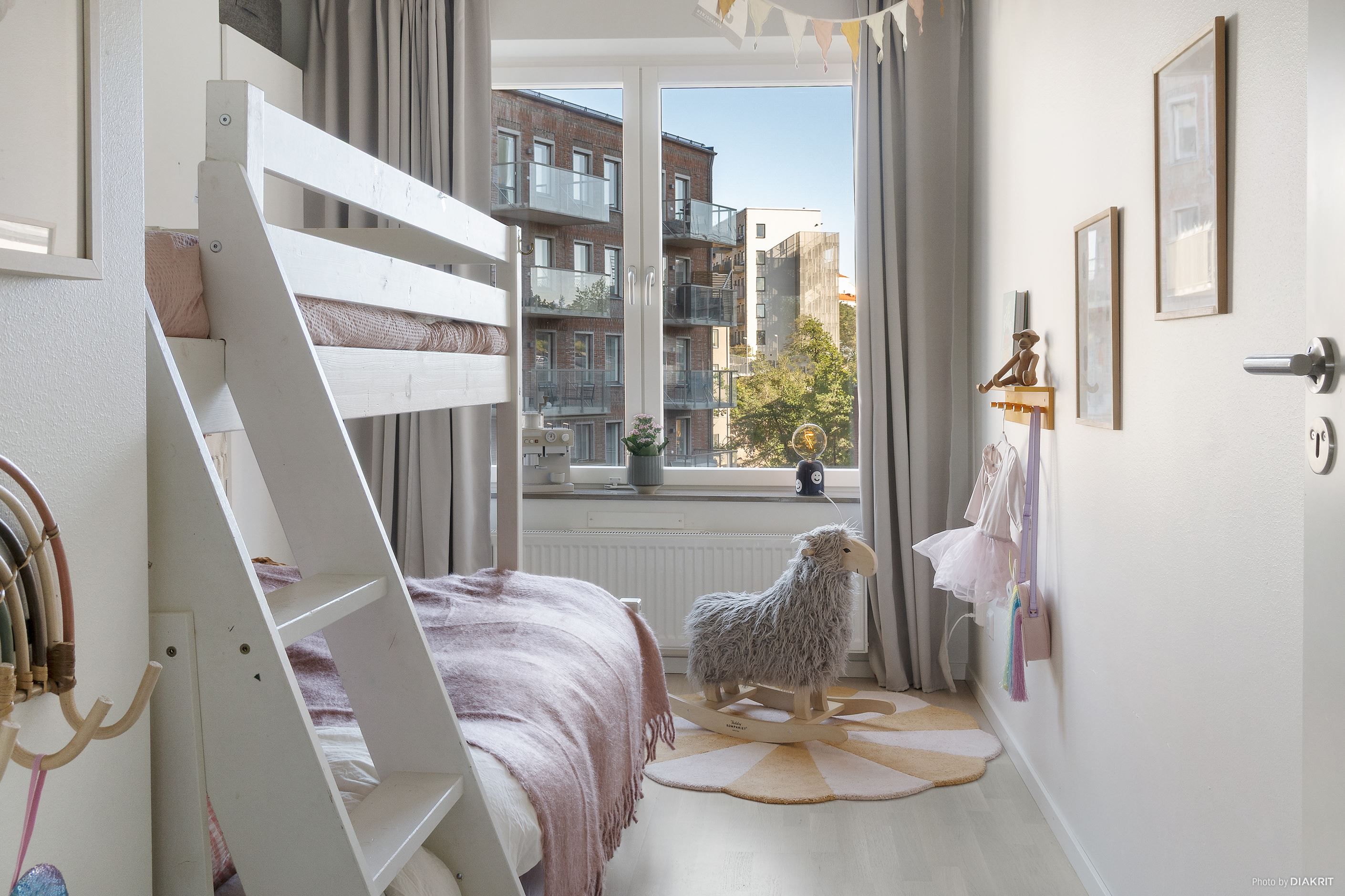 Sovrum 2 har en garderob och fint ljusinsläpp från stort fönsterparti