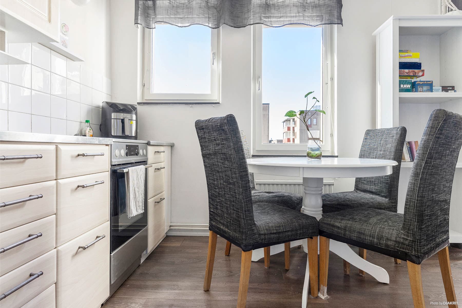Plats för matgrupp intill köket, dubbla fönster ger härligt ljusinsläpp
