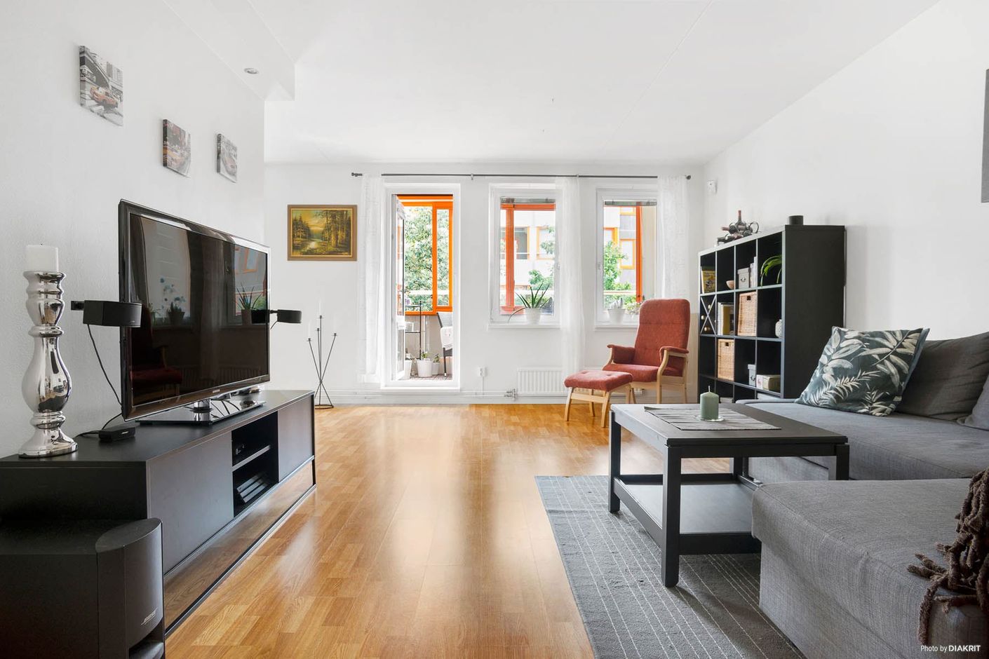 Mycket ljust och rymligt vardagsrum med utgång till balkongen