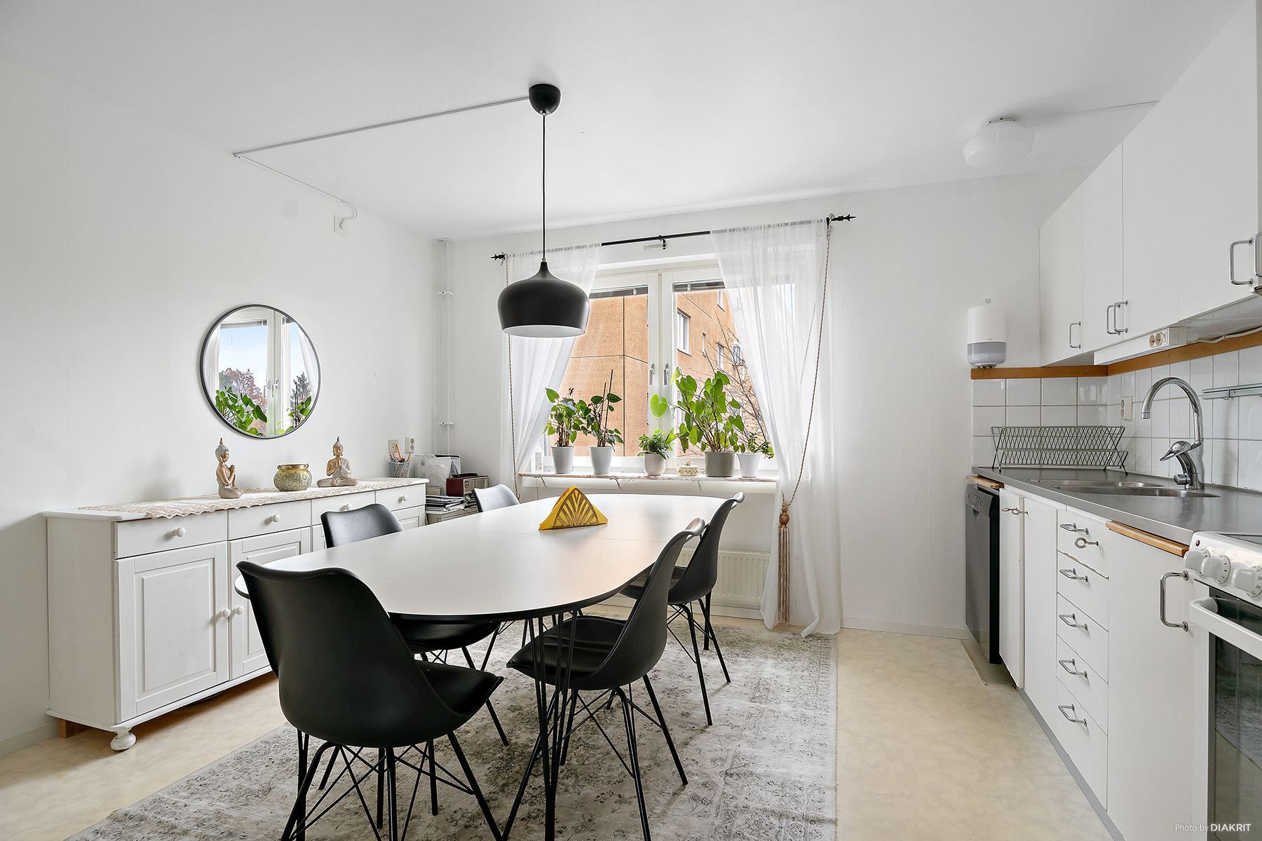 Rymligt kök med plats för matbord och extra förvaring.