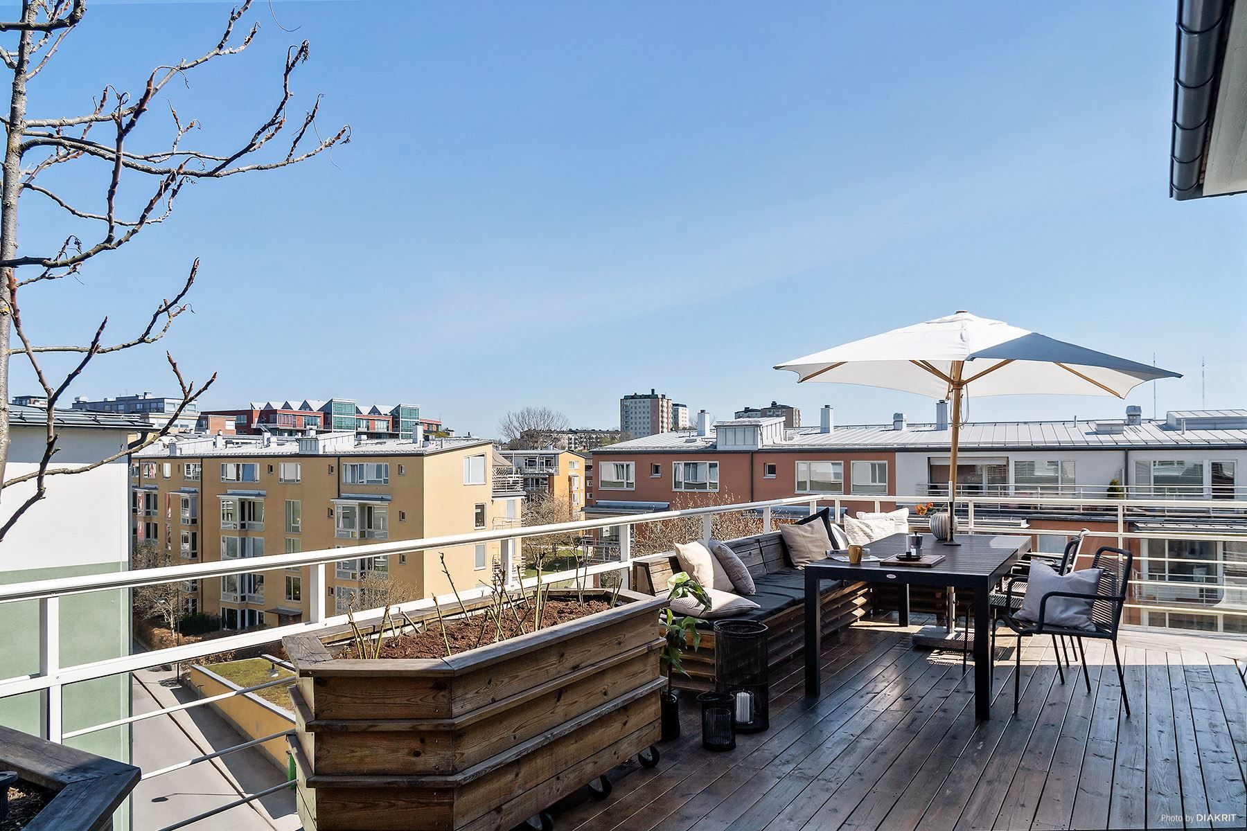 På terrassen ryms både sittgrupper och planteringslådor.