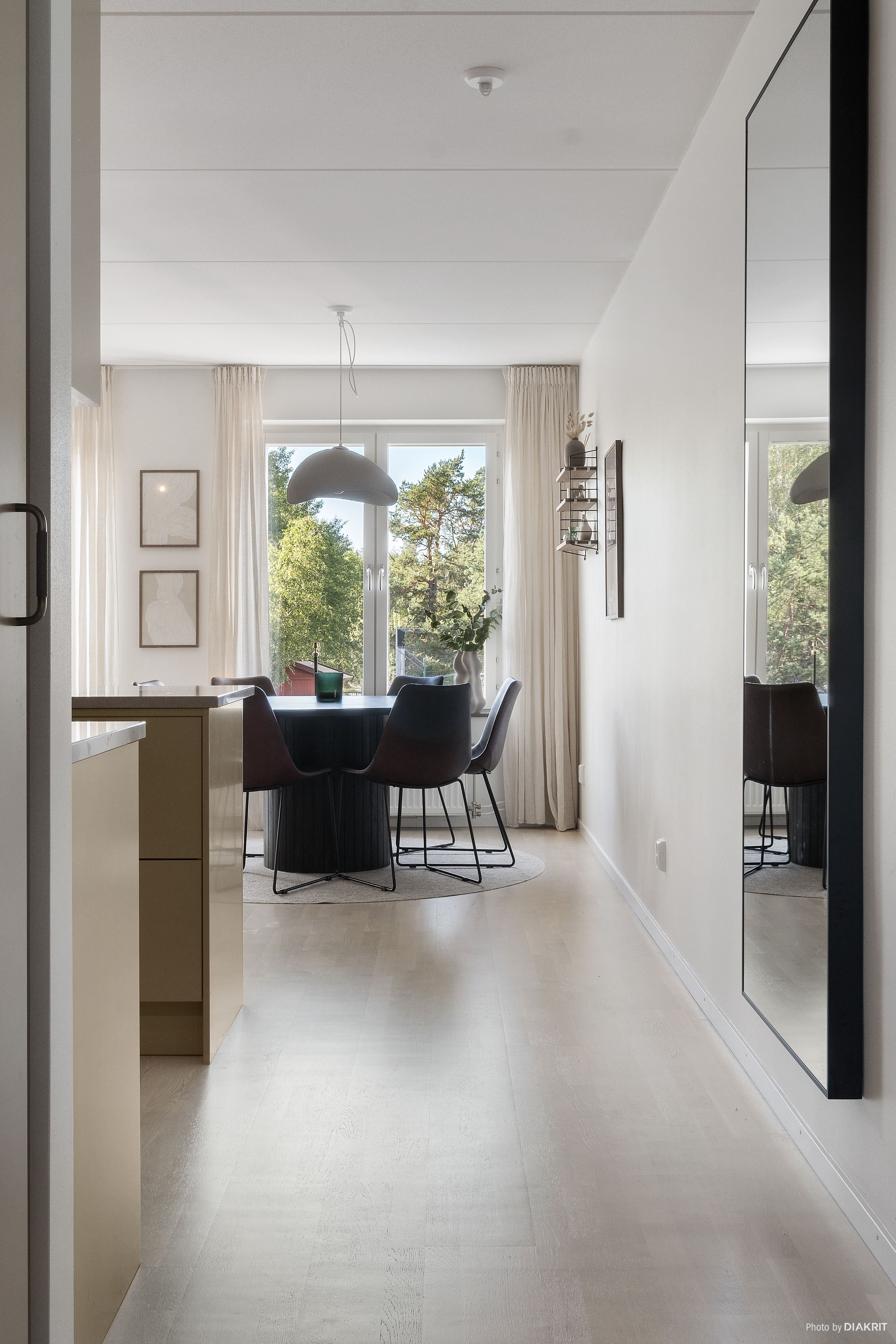 I passagen från sovrum 1 till köket finns två garderober och städskåp