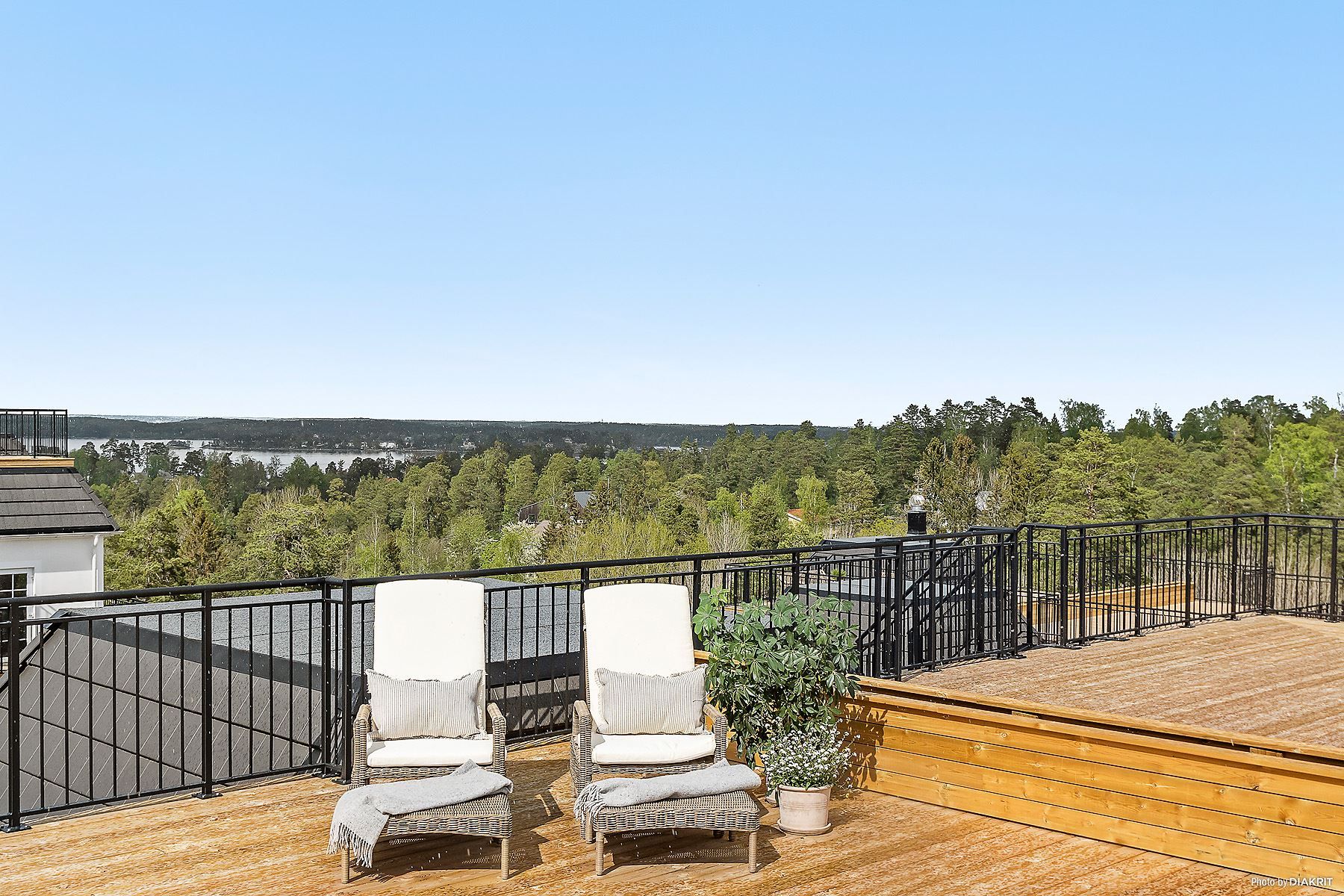 Takterrassen till B1101 är den till höger i bild (stolarna står på B1102:s takterrass)