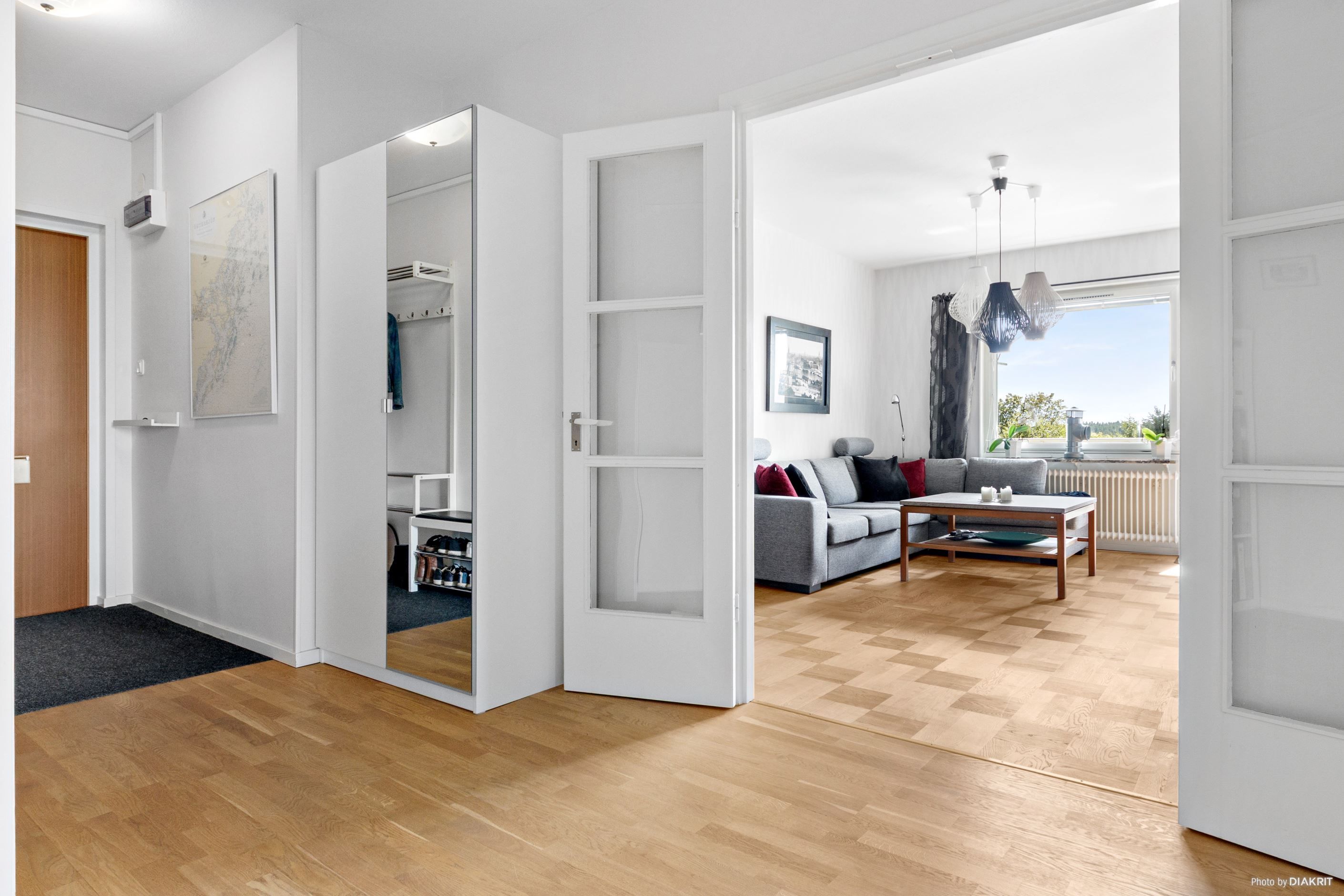 Vackra glasdörrar mellan hall och vardagsrum
