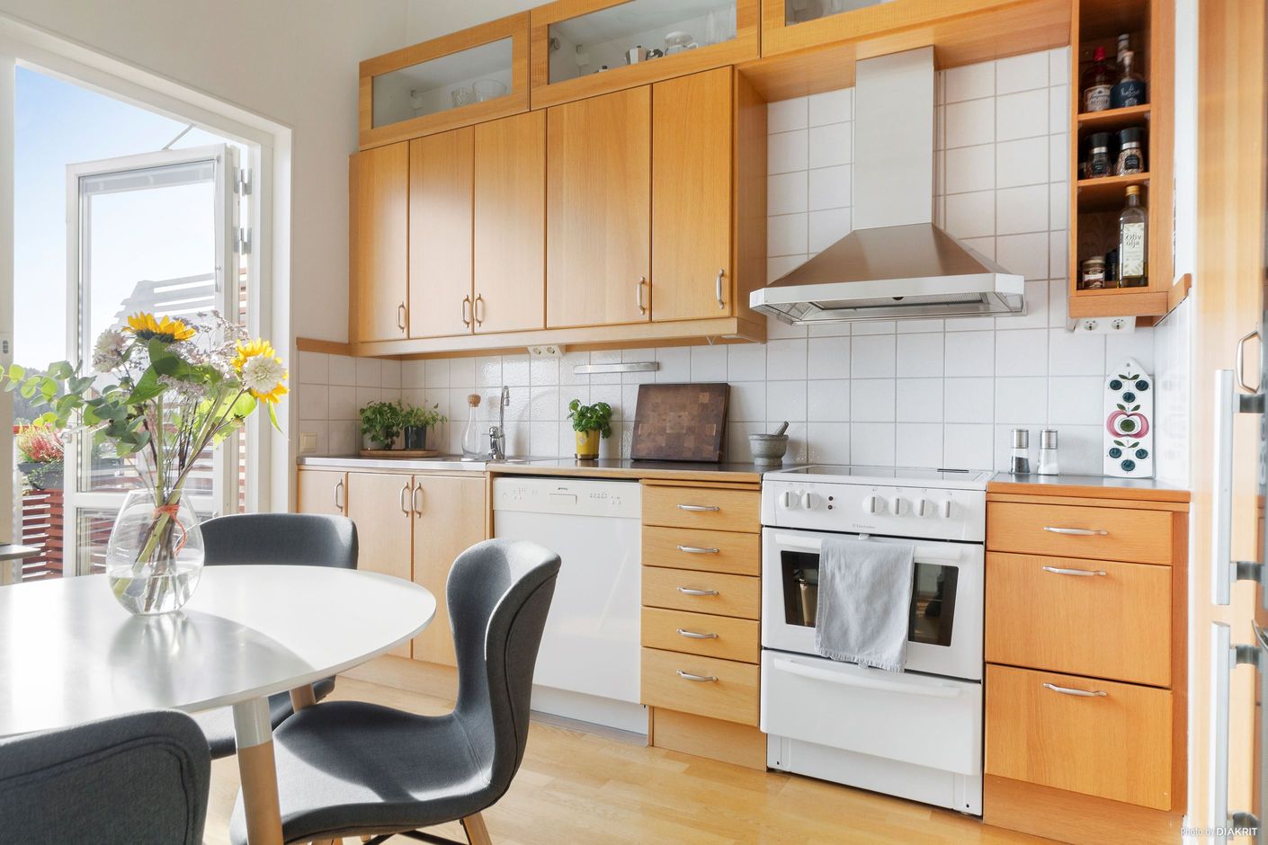 Snyggt inrett kök med extra takhöjd och skåpsförvaring ända upp till tak