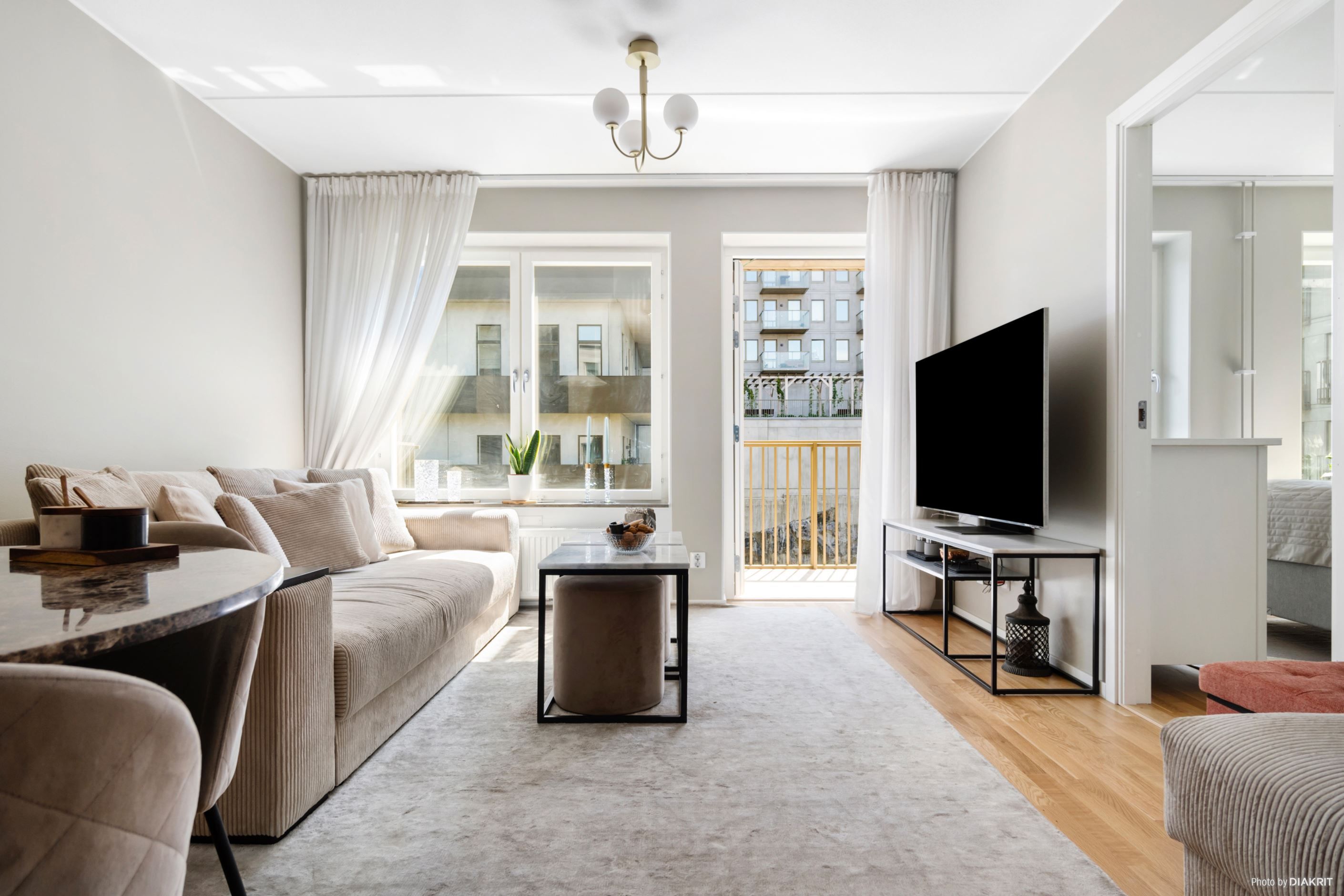 Optimalt planerad bostad med fint ljusinsläpp från stora fönster och helglasad balkongdörr