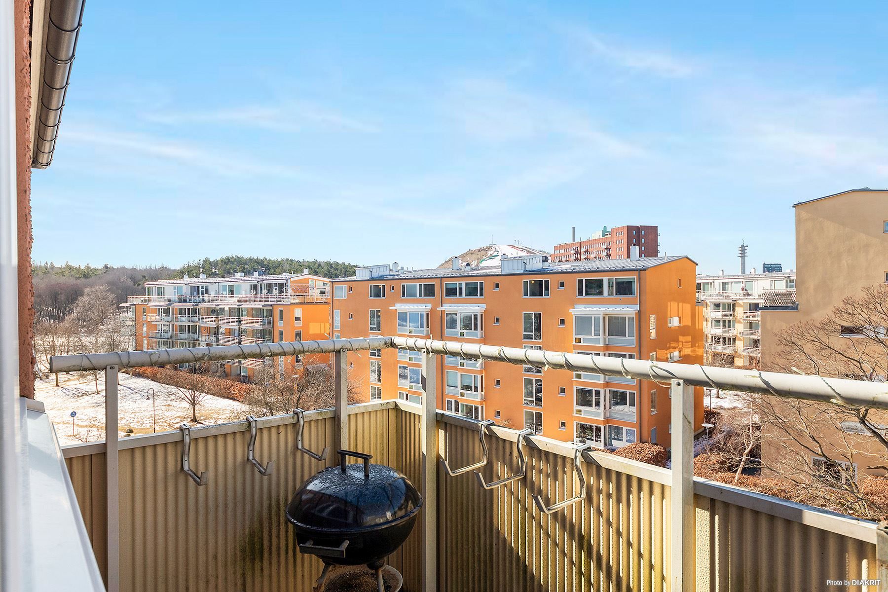Balkong med eftermiddags-/kvällssol och utsikt mot Hammarbybacken