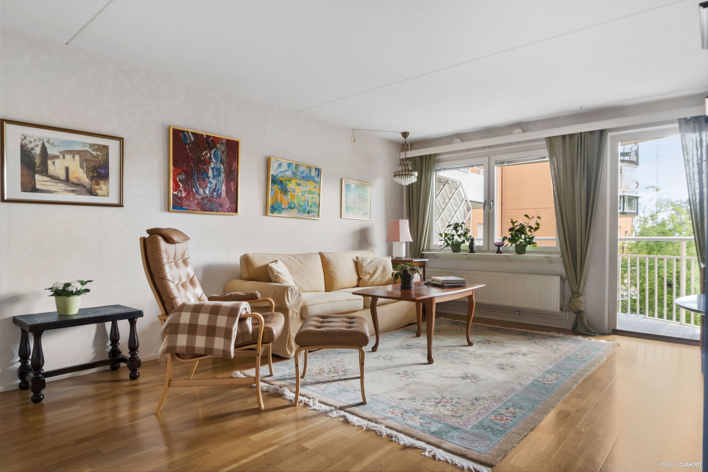 Stort vardagsrum med plats för både soffgrupp och matmöblemang