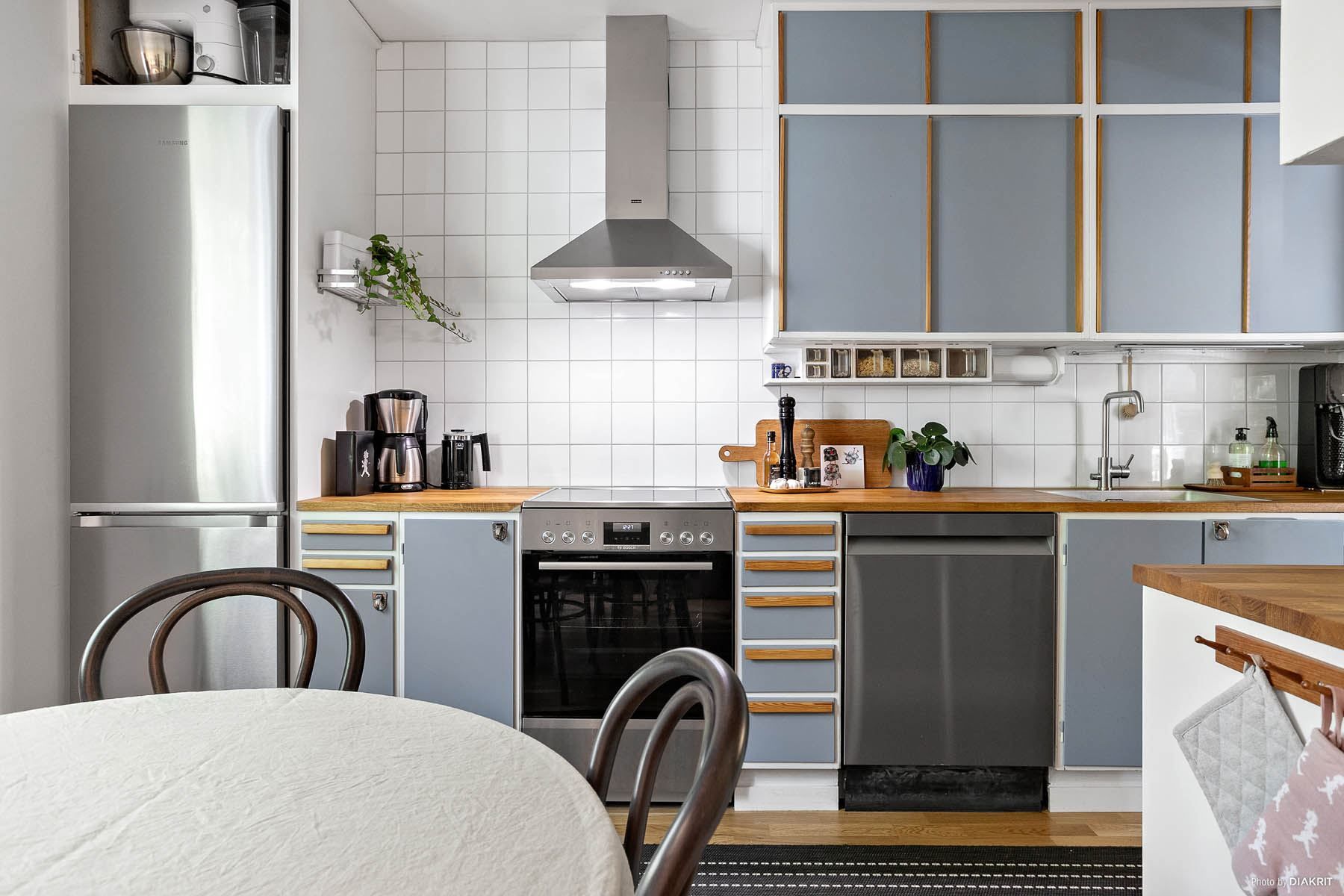 Omsorgsfullt renoverat retrokök med originalinredningen bevarad