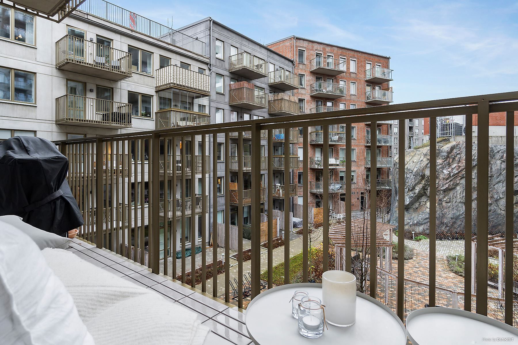 Stor balkong om hela ca 7 kvm in mot den lugna, trevliga innergården