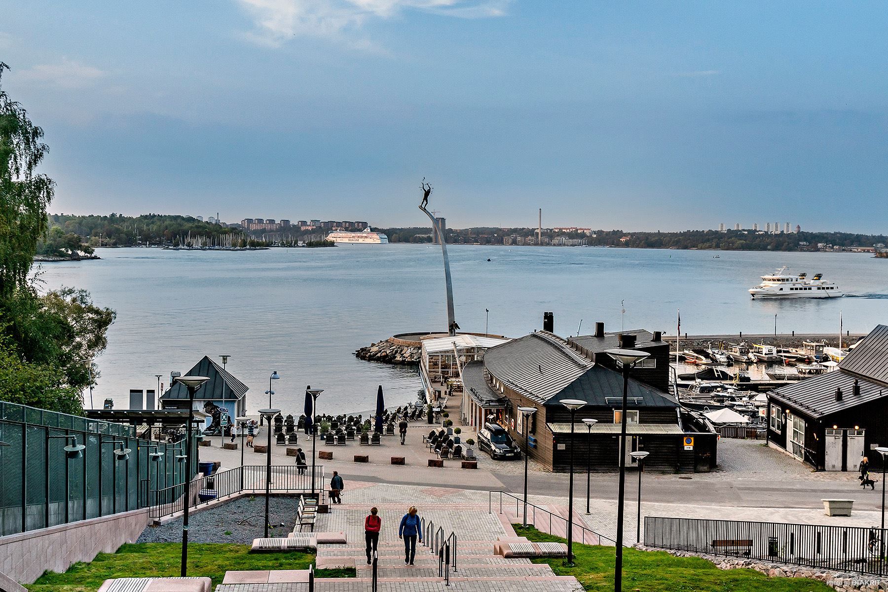 Bergbanan/trappan ner till pendelbåtarna, restaurang J och Kajen i Nacka strand