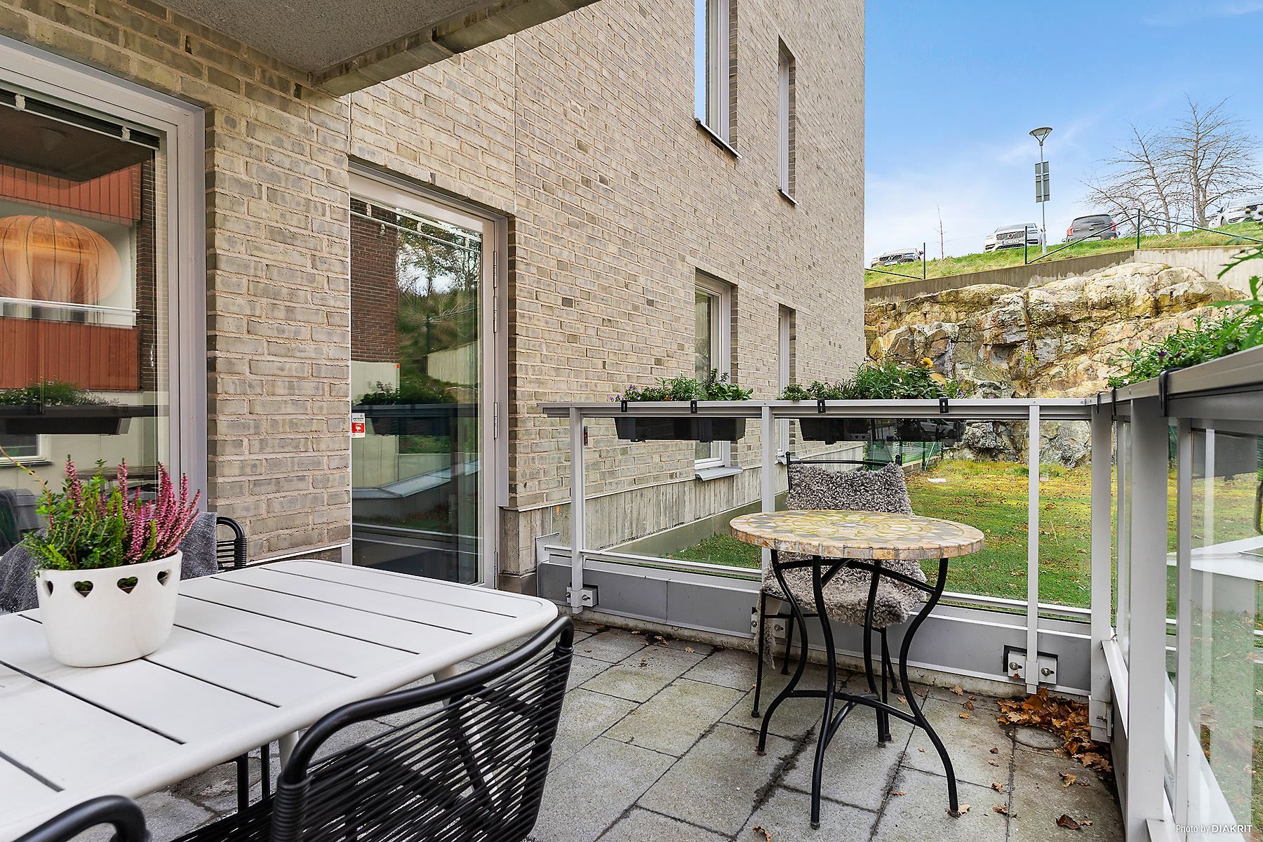 Rymlig uteplats med två utgångar