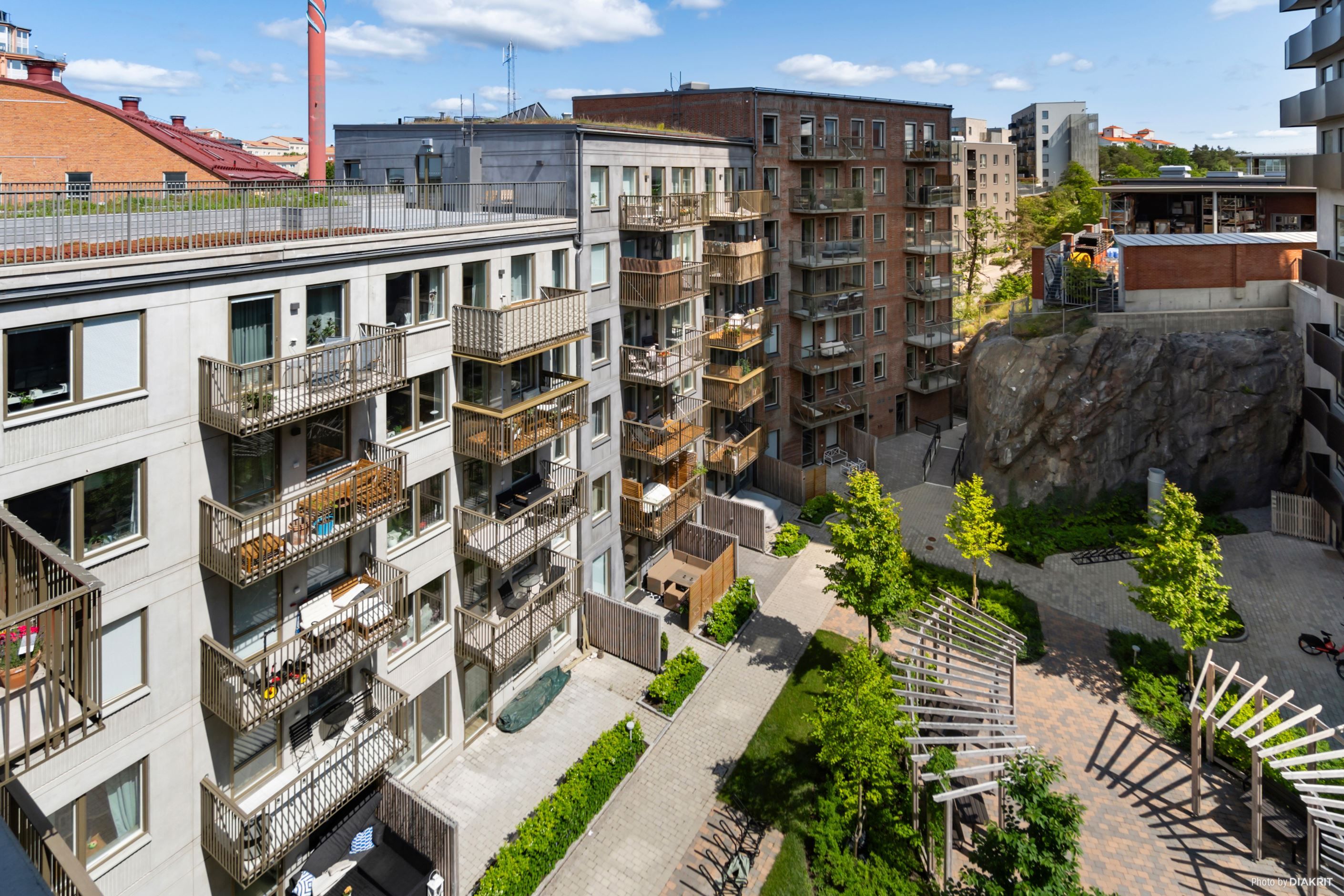 Lägenhetens ena balkong ligger på söderfasaden av huset