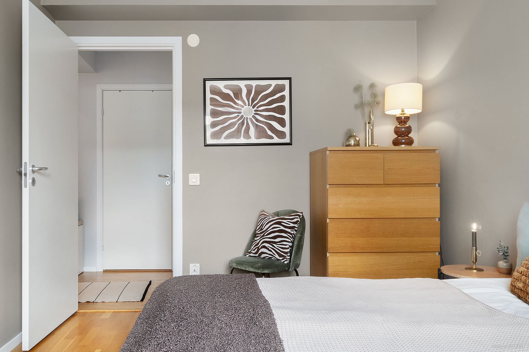 Plats för dubbelsäng och annan möblering i sovrummet