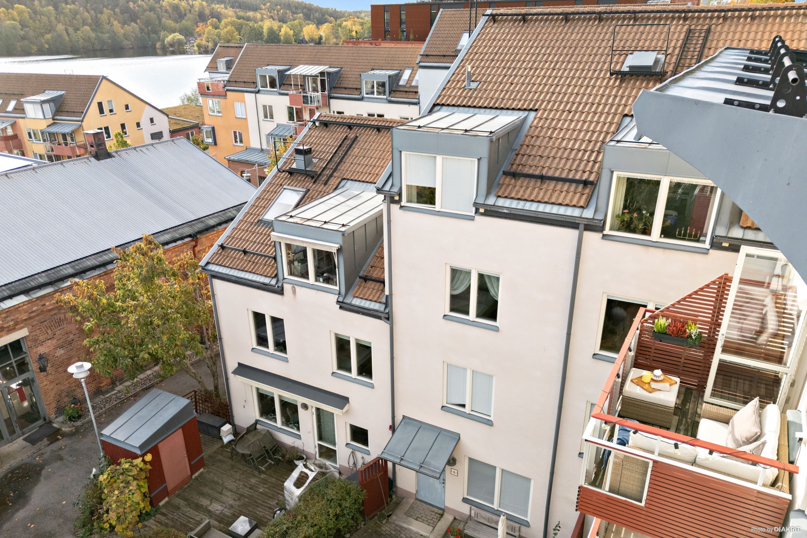 Balkongen till höger i bild samt utsikt över området och Järlasjön