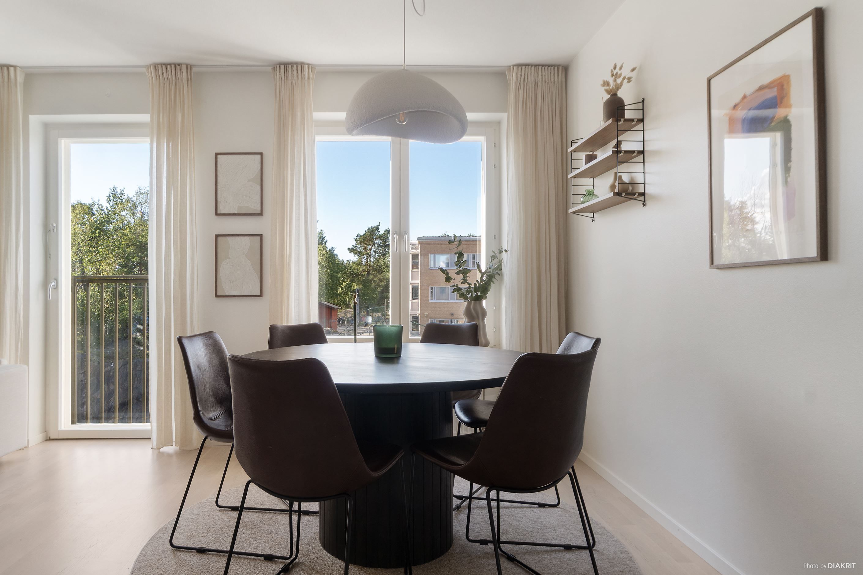 Ljus, fin matplats med plats att duka till både familj och gäster