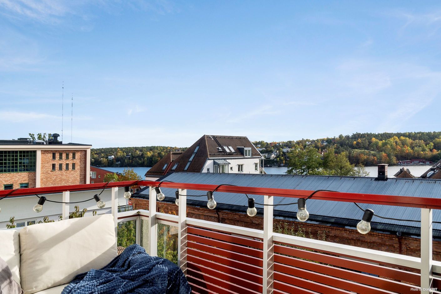 Från balkongen har du fin utsikt över Järlasjön, området och på andra sidan sjön Nackareservatet