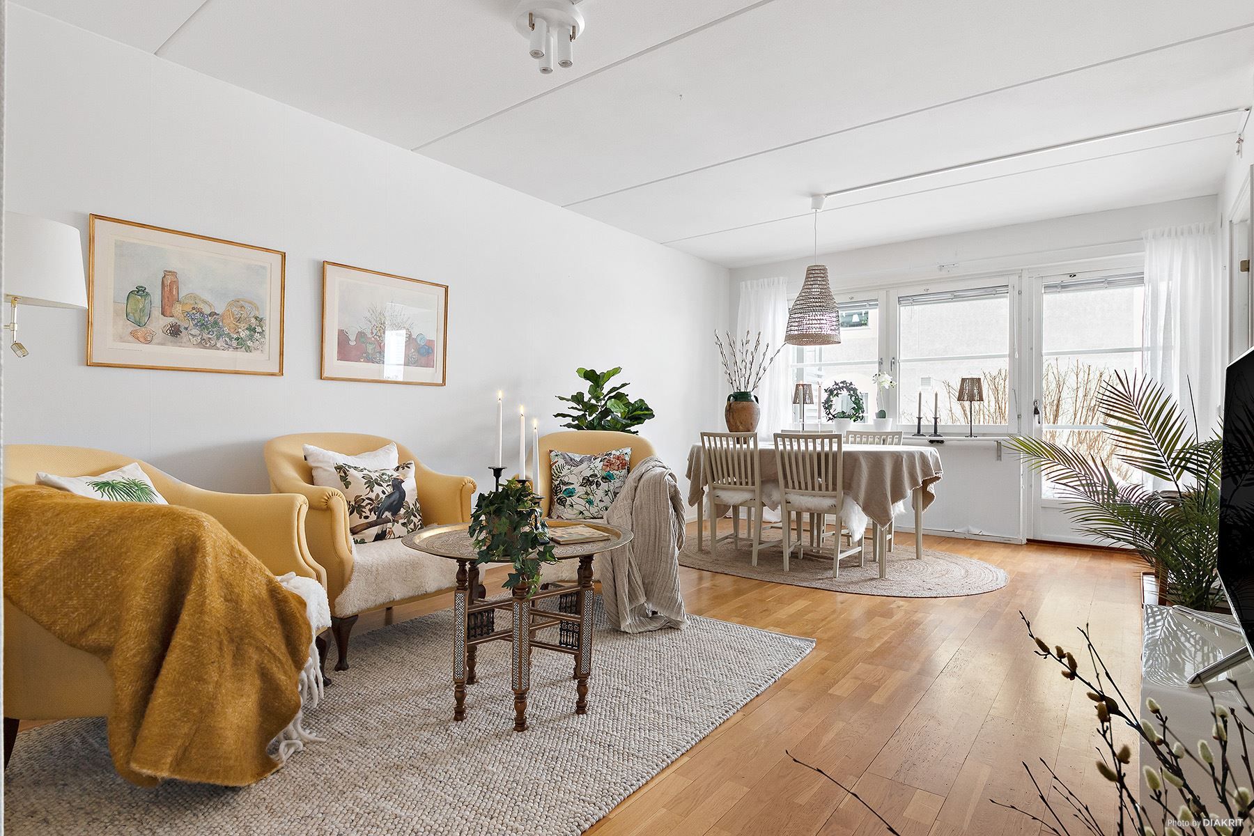 Stort vardagsrum med plats för både soffhörna och matmöblemang. Utgång till uteplatsen på baksidan.