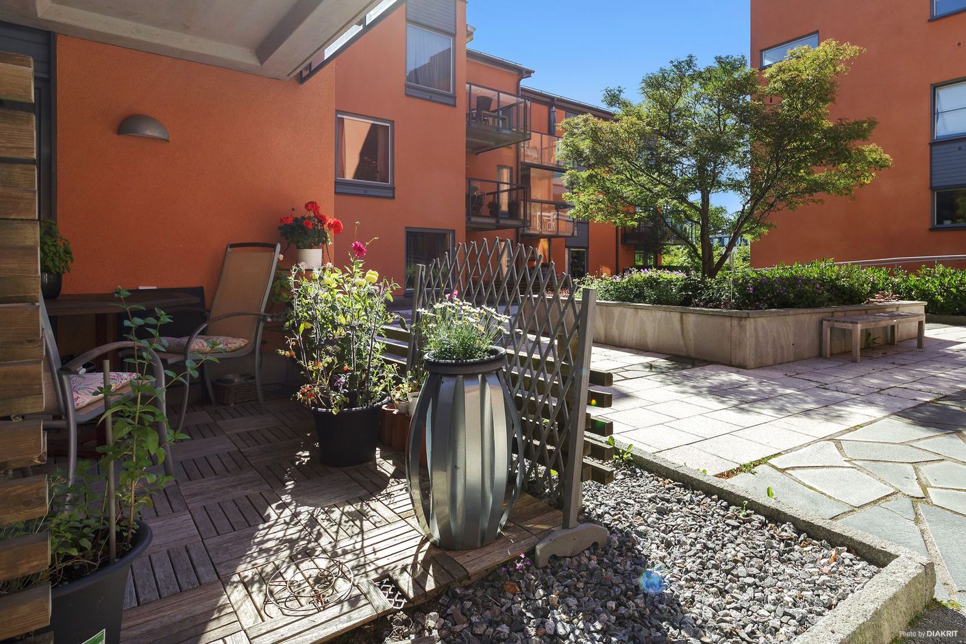 Stor och härlig uteplats mot innergården