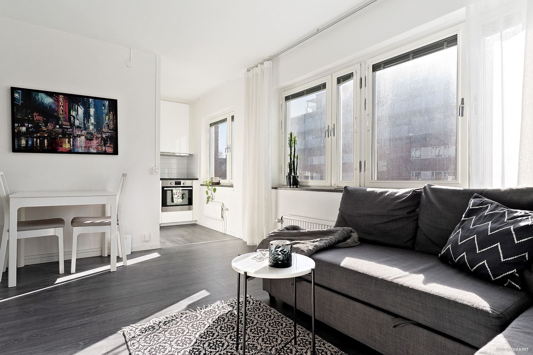 Plats för både soffhörna och matplats i rummet