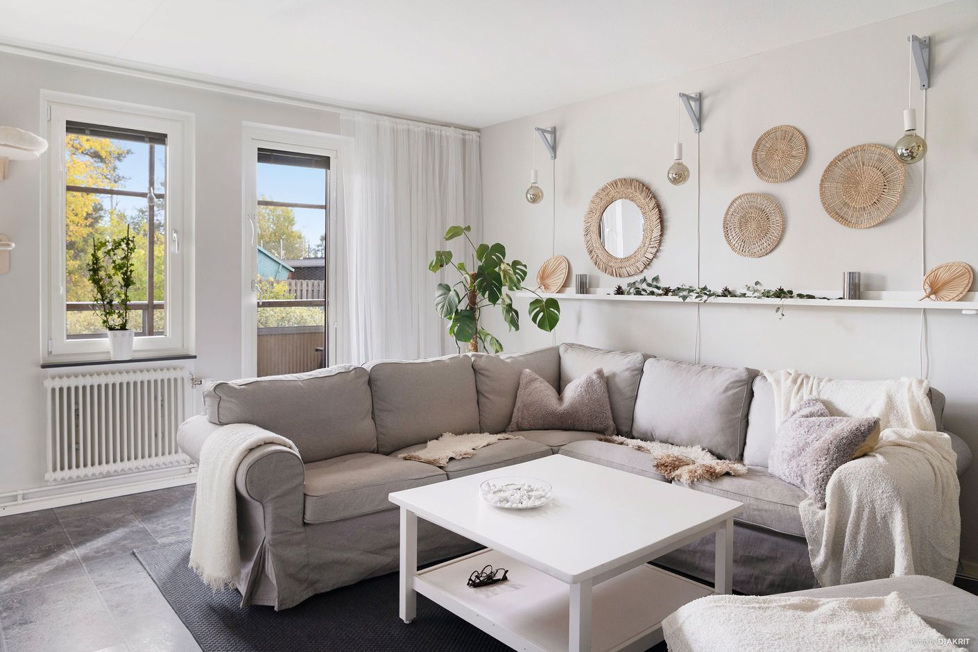 Ljust vardagsrum med utgång till balkongen