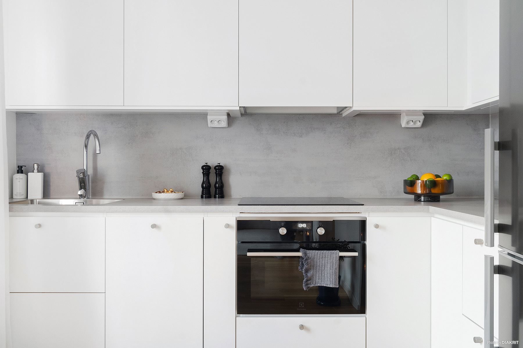 Stilrent kök i vitt från Vedum och vitvaror från Electrolux