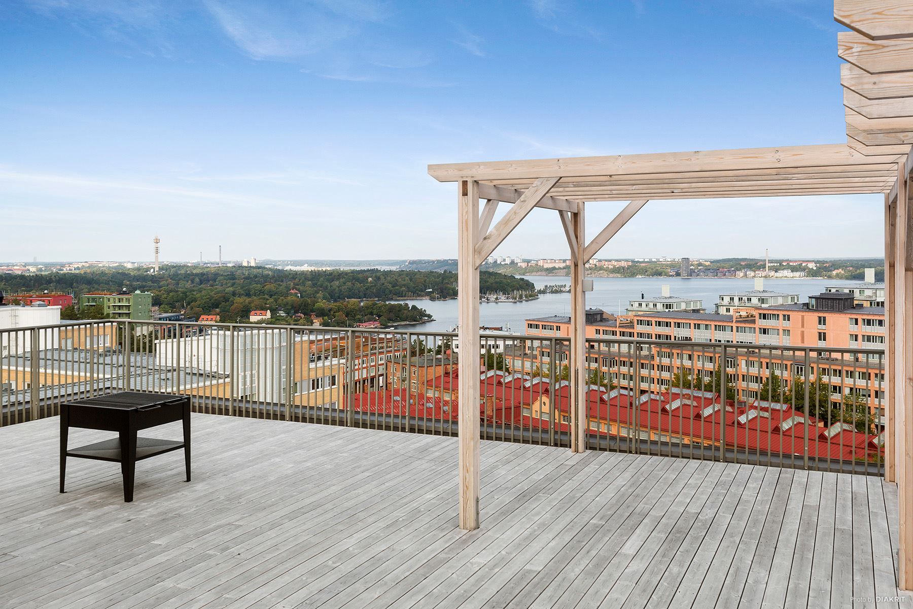 När du bor här har du tillgång till både Brf Magasinets gemensamma takterrass med fin utsikt......