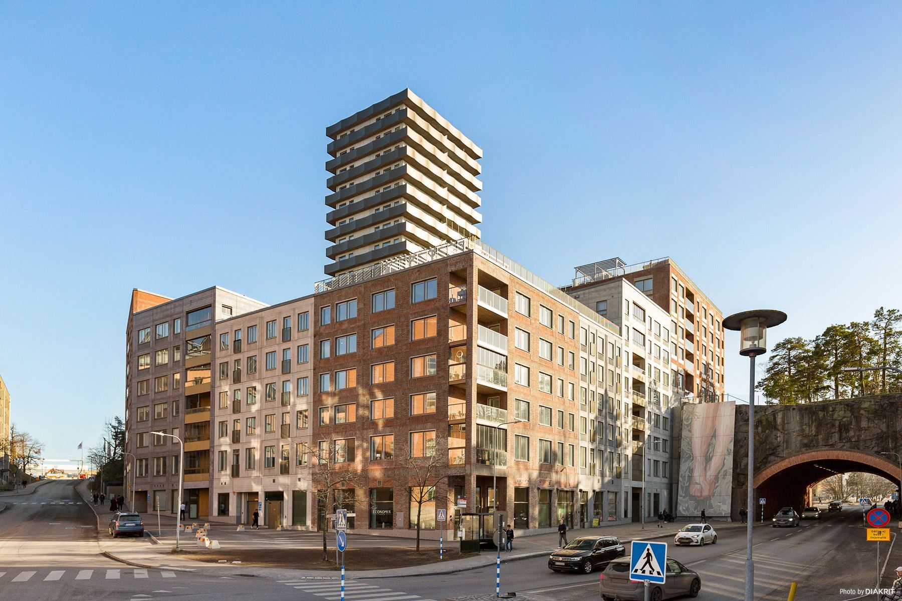 Tändkulevägen 19 är det röda tegelhuset ovanför tunneln, till höger i bild