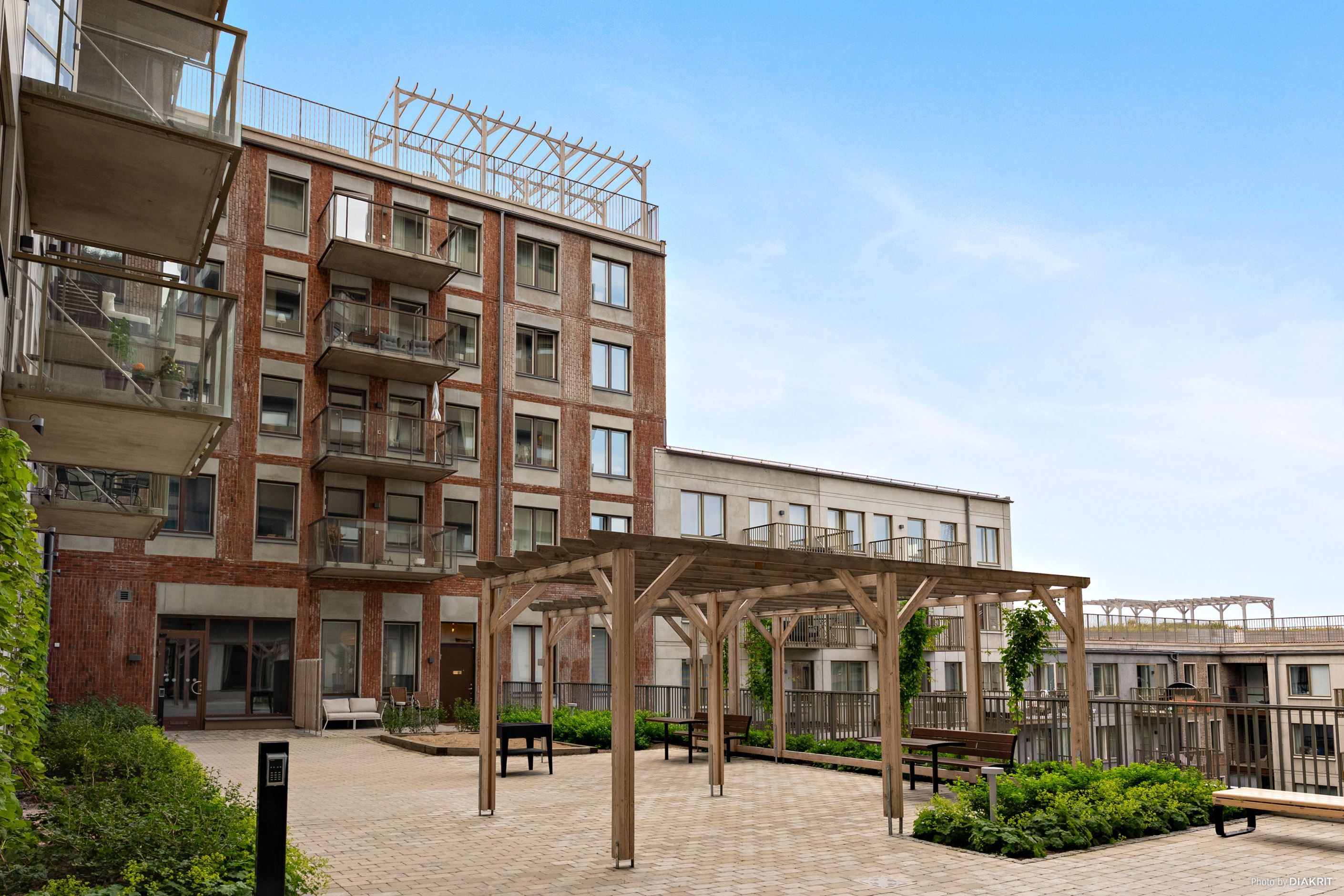 Även den övre innergården är utrustad med grillplats och sittplatser