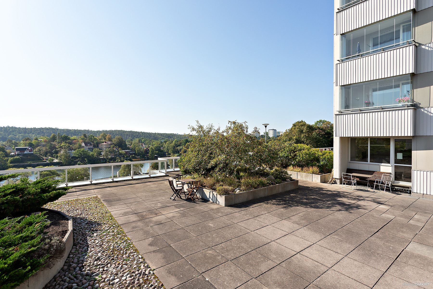 På husets baksida finns flera mysiga ytor