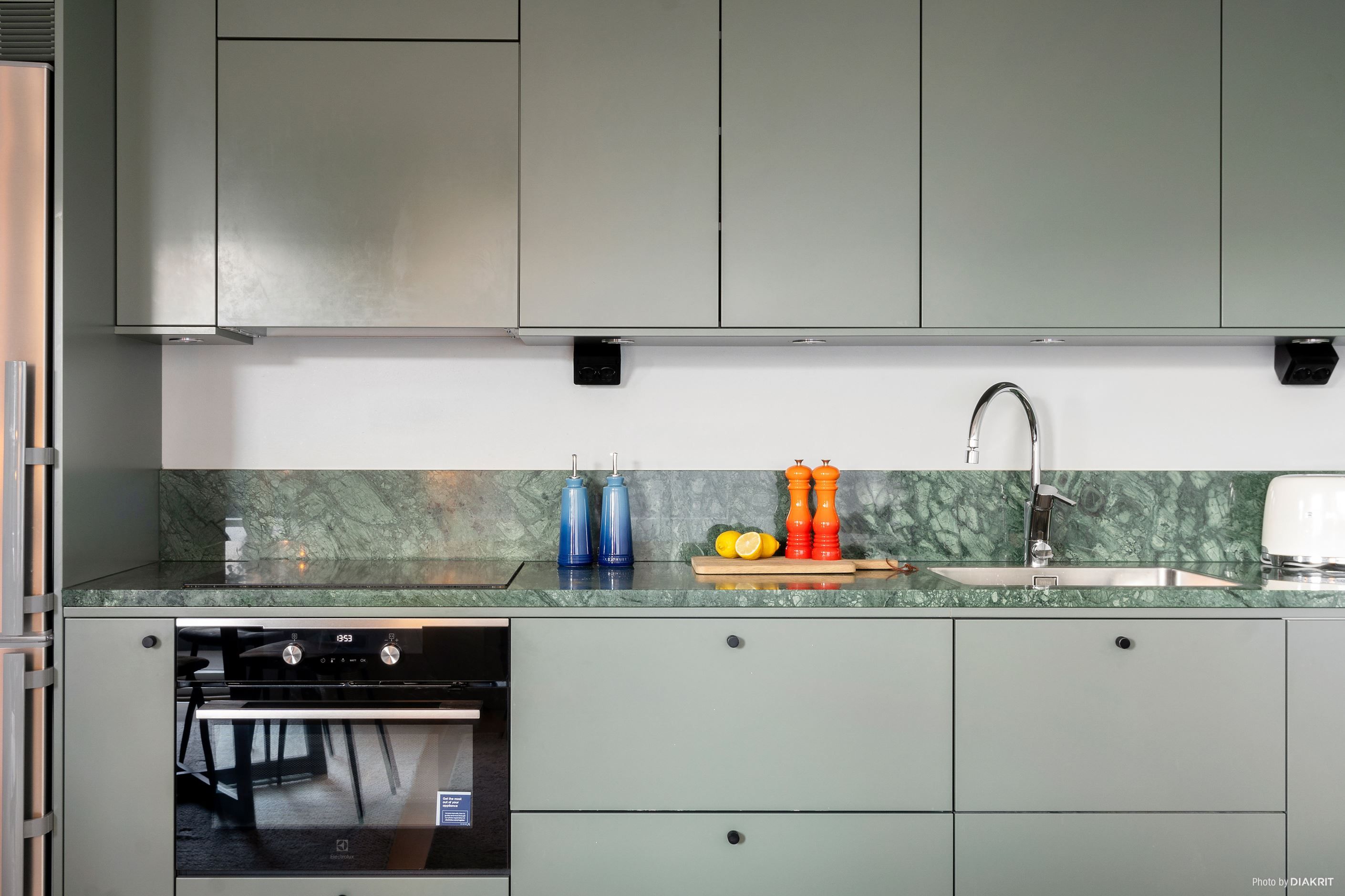 Kök från Vedum i grönt med bänkskiva och stänkskydd i marmor samt vitvaror från Electrolux